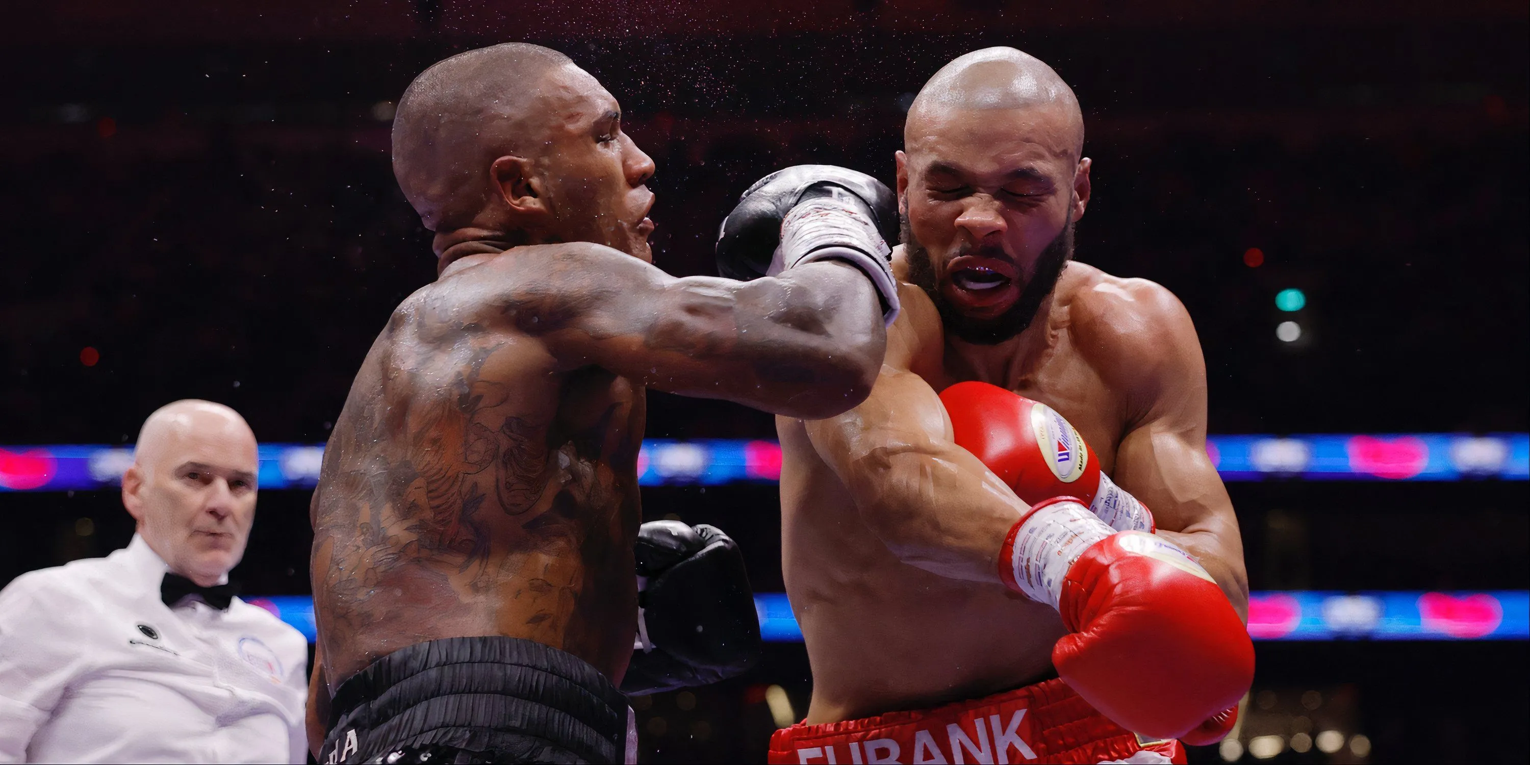 Chris Eubank Jr tung cú đấm chính xác vào Conor Benn trong trận đấu