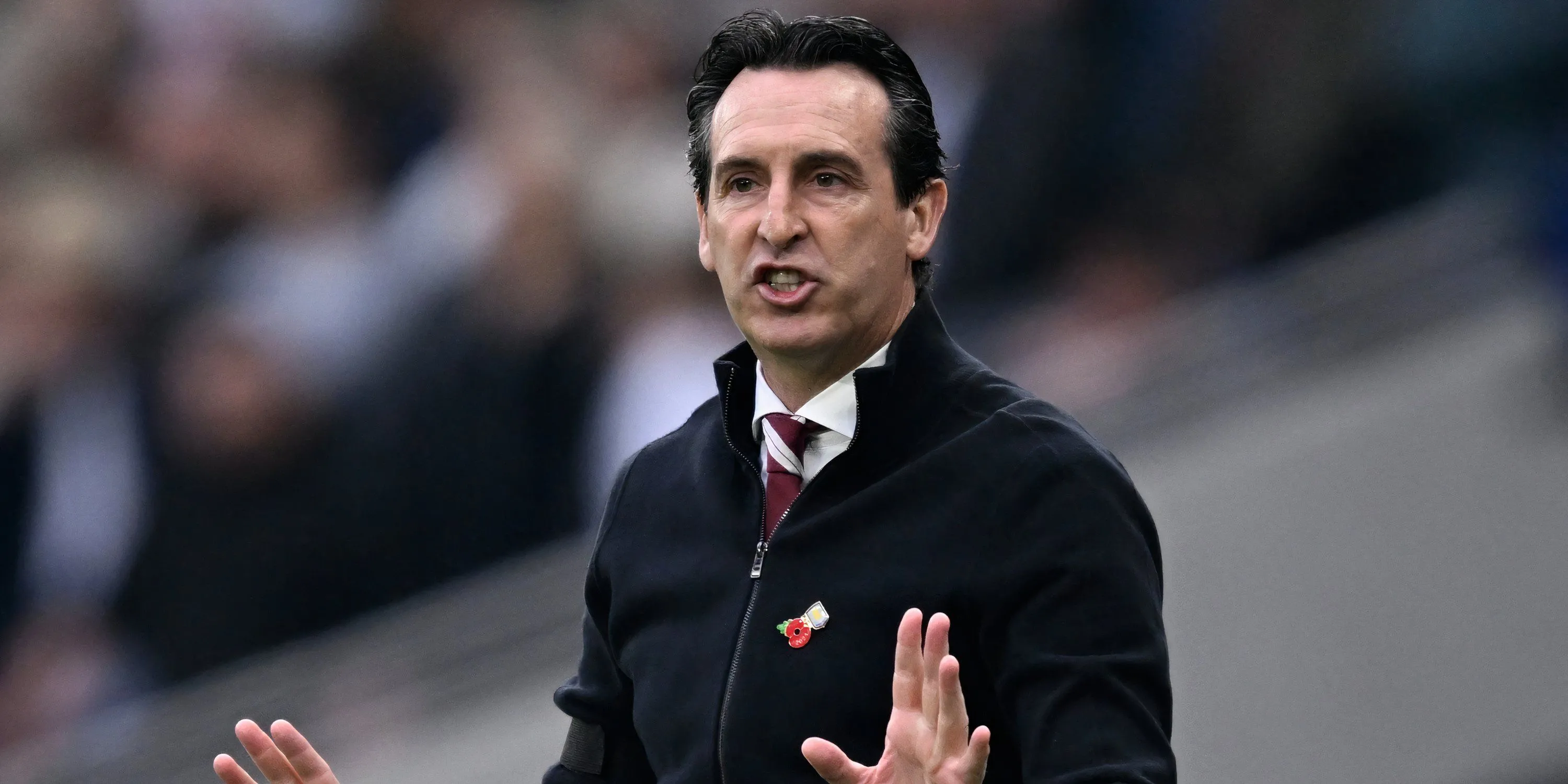 HLV Unai Emery của Aston Villa chỉ đạo bên đường biên