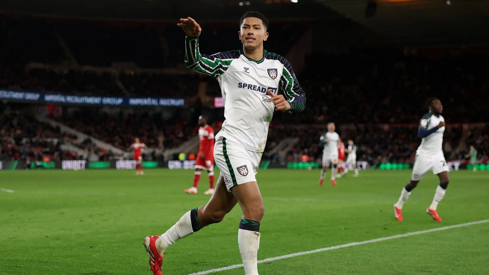 Jobe Bellingham ăn mừng bàn thắng cho Sunderland trong một trận đấu quan trọng