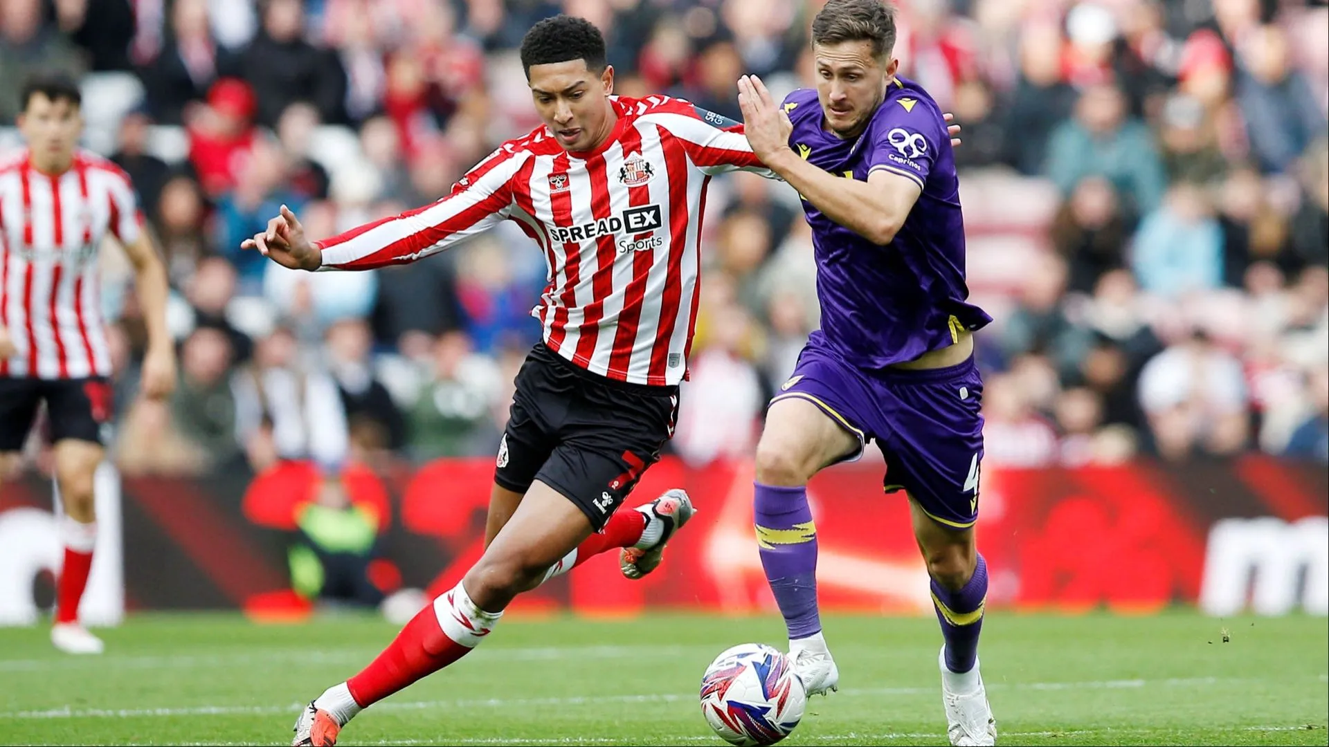 Jobe Bellingham (Sunderland) tranh chấp bóng với Will Vaulks (Oxford United) tại giải hạng Nhất Anh