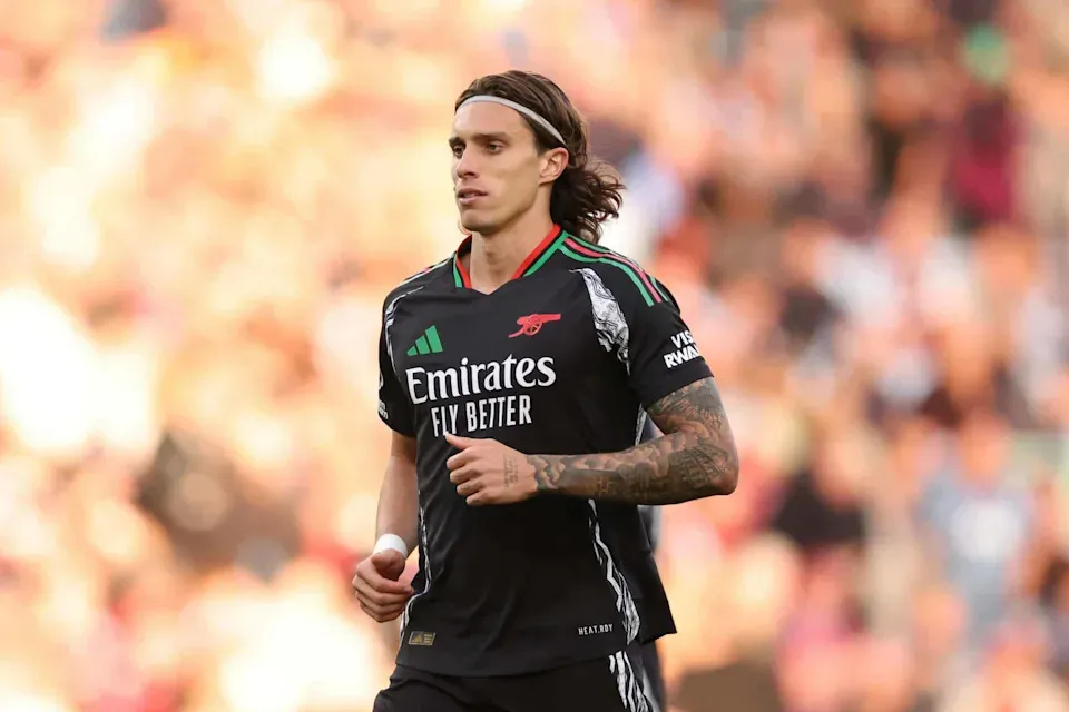 Riccardo Calafiori trong màu áo Arsenal, hậu vệ người Ý đang nỗ lực trở lại sau chấn thương đầu gối.