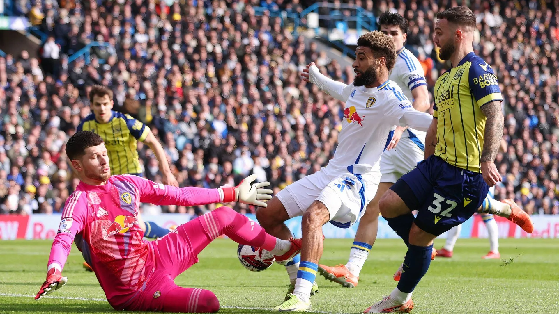 Adam Armstrong trong màu áo West Brom đối đầu Leeds United