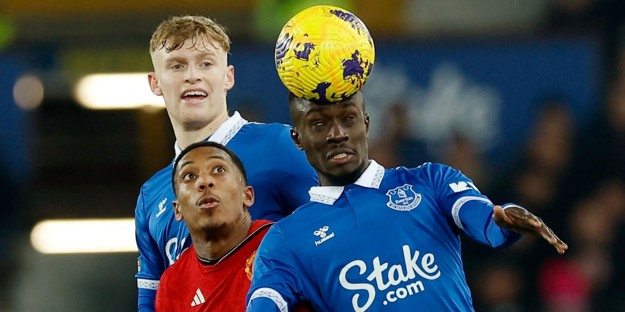 Anthony Martial của Manchester United tranh bóng với Jarrad Branthwaite và Idrissa Gueye của Everton