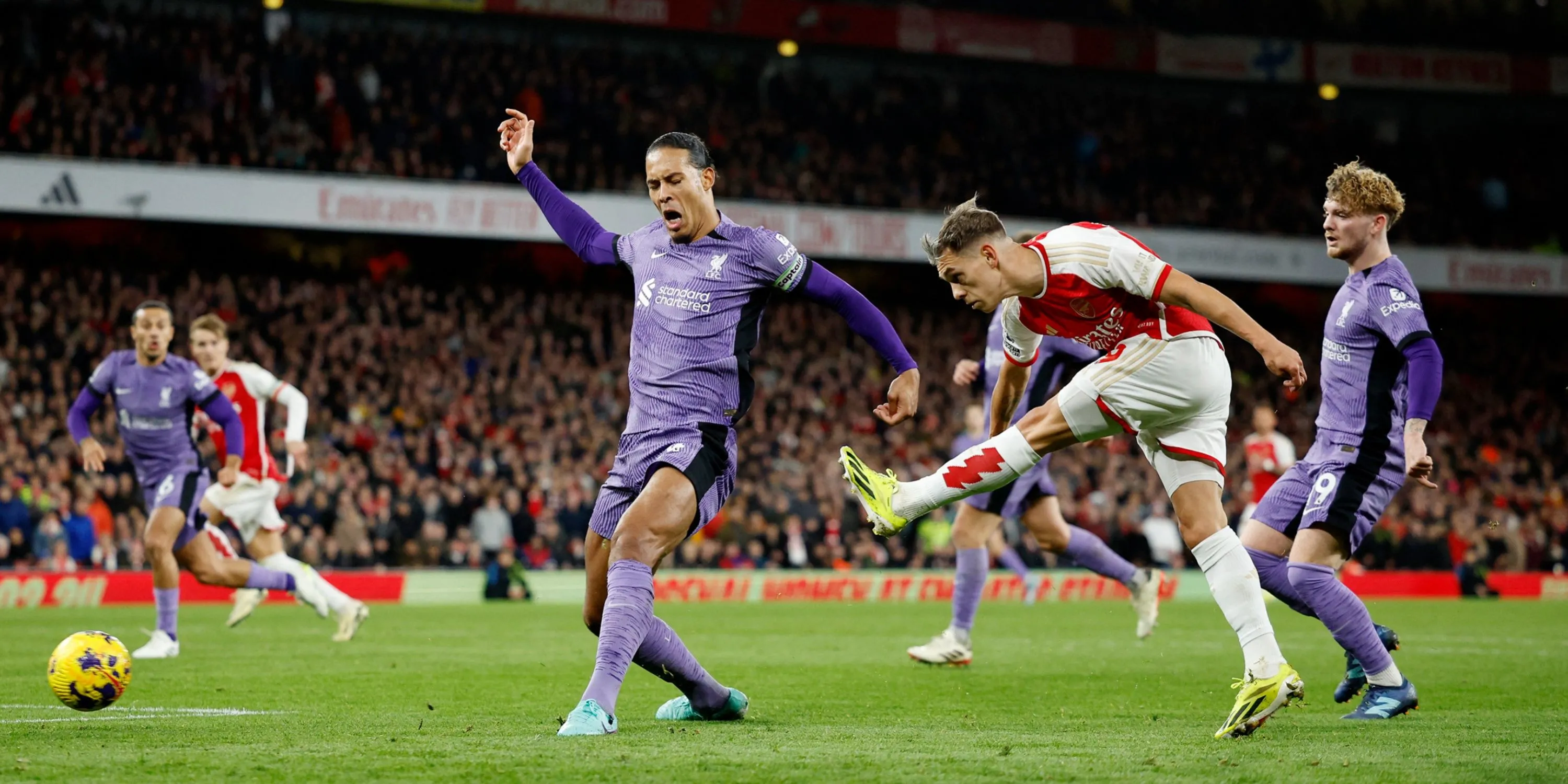 Các cầu thủ Arsenal và Liverpool trong trận đấu