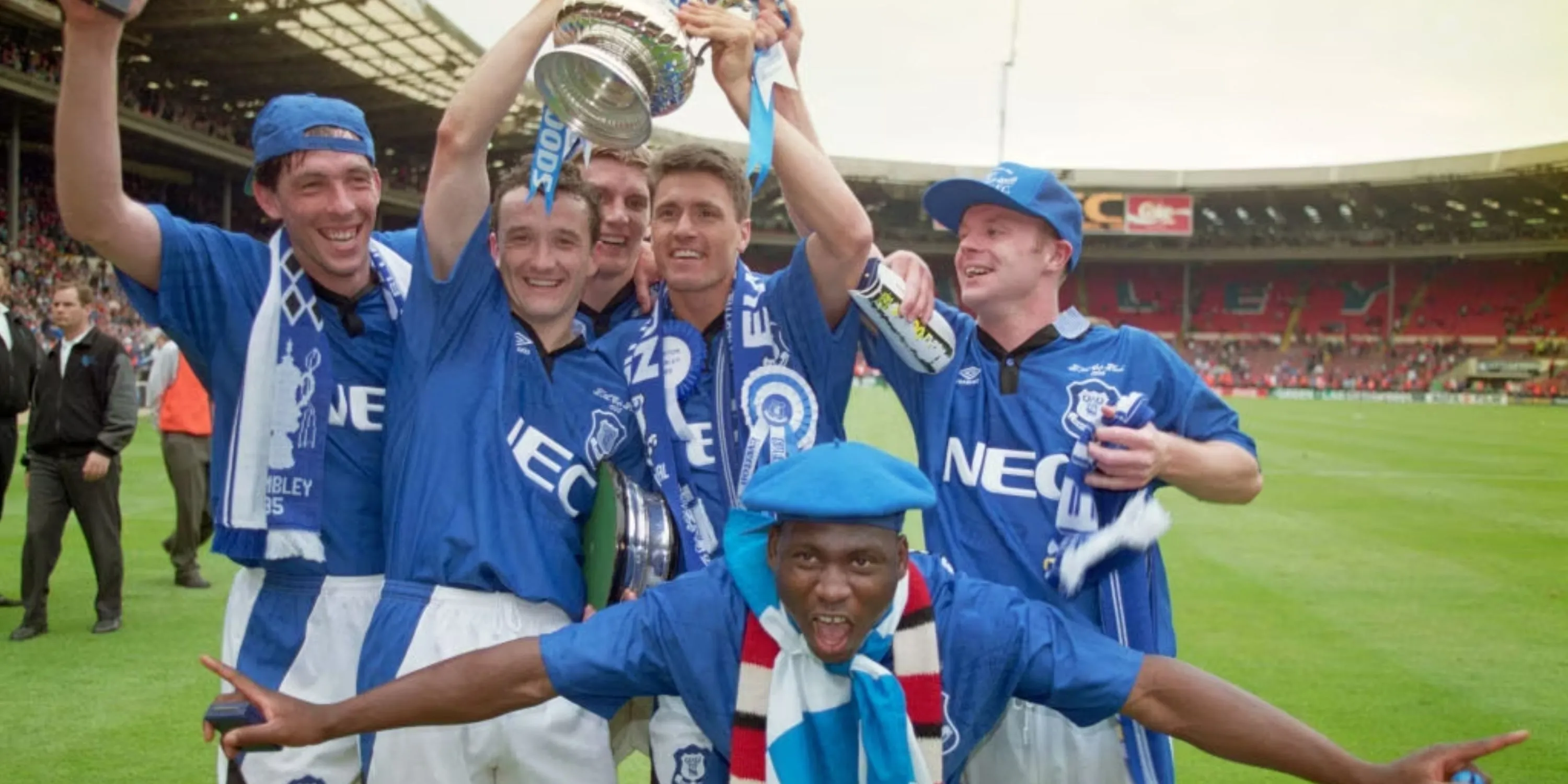 Các cầu thủ Everton ăn mừng chức vô địch FA Cup năm 1995