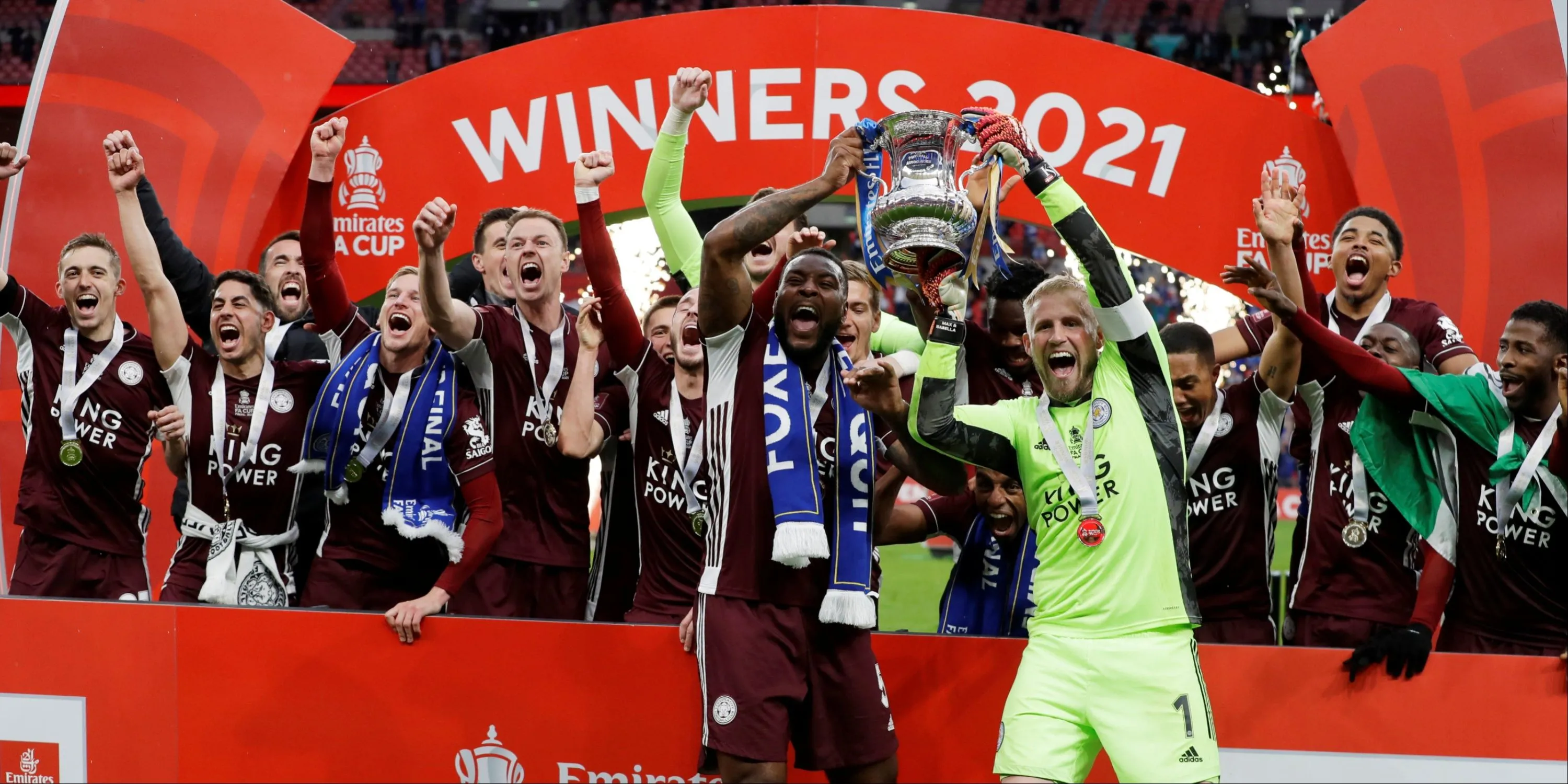 Các cầu thủ Leicester City ăn mừng chức vô địch FA Cup lịch sử năm 2021