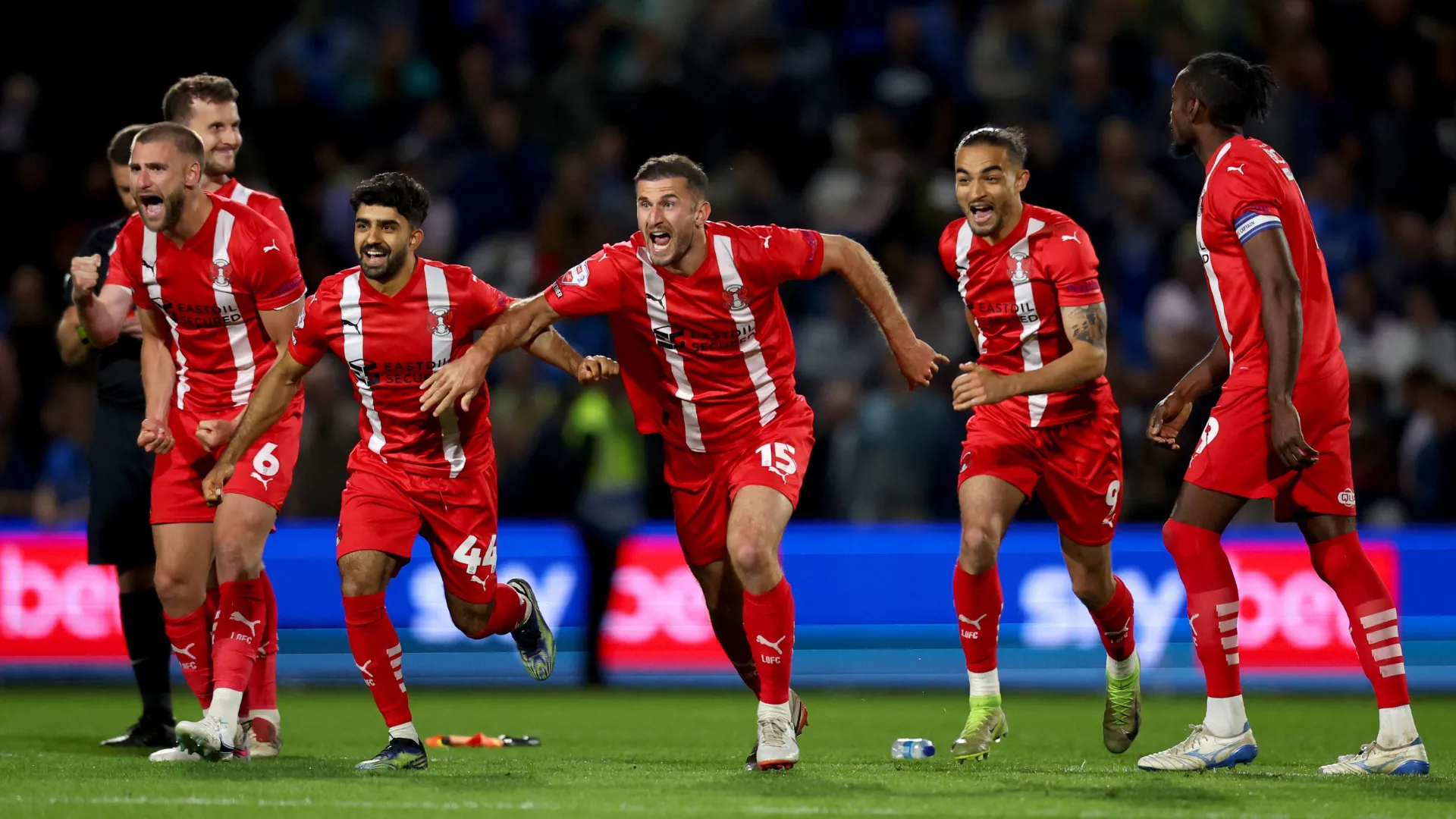 Cầu thủ Leyton Orient ăn mừng chiến thắng trên chấm luân lưu