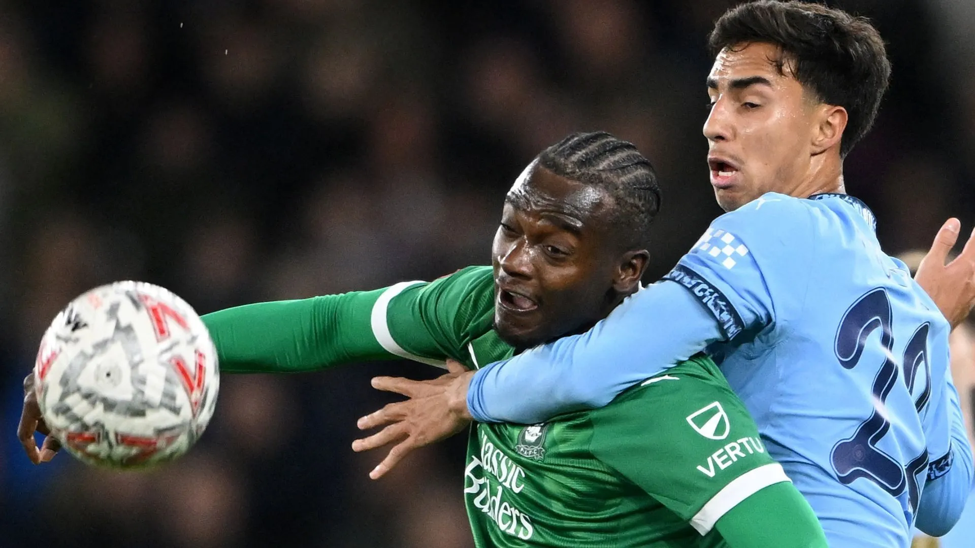 Cầu thủ tấn công Mustapha Bundu trong màu áo Plymouth Argyle