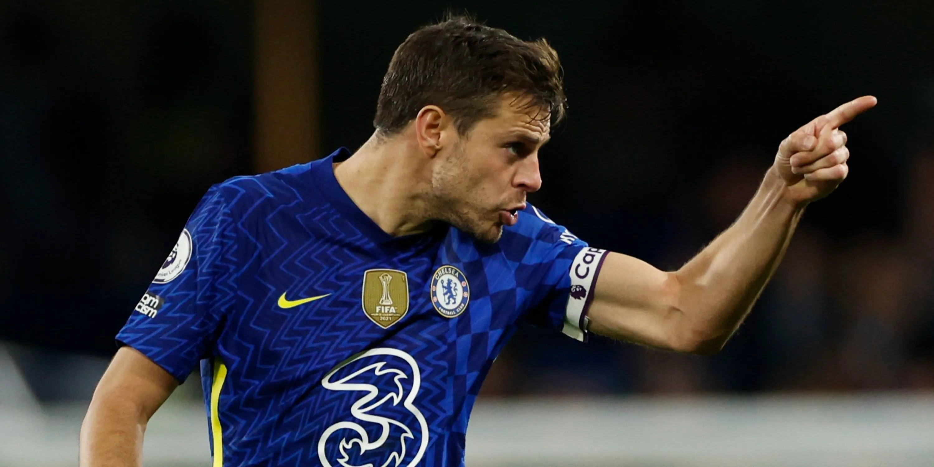 Cesar Azpilicueta đeo băng đội trưởng Chelsea ăn mừng chiến thắng