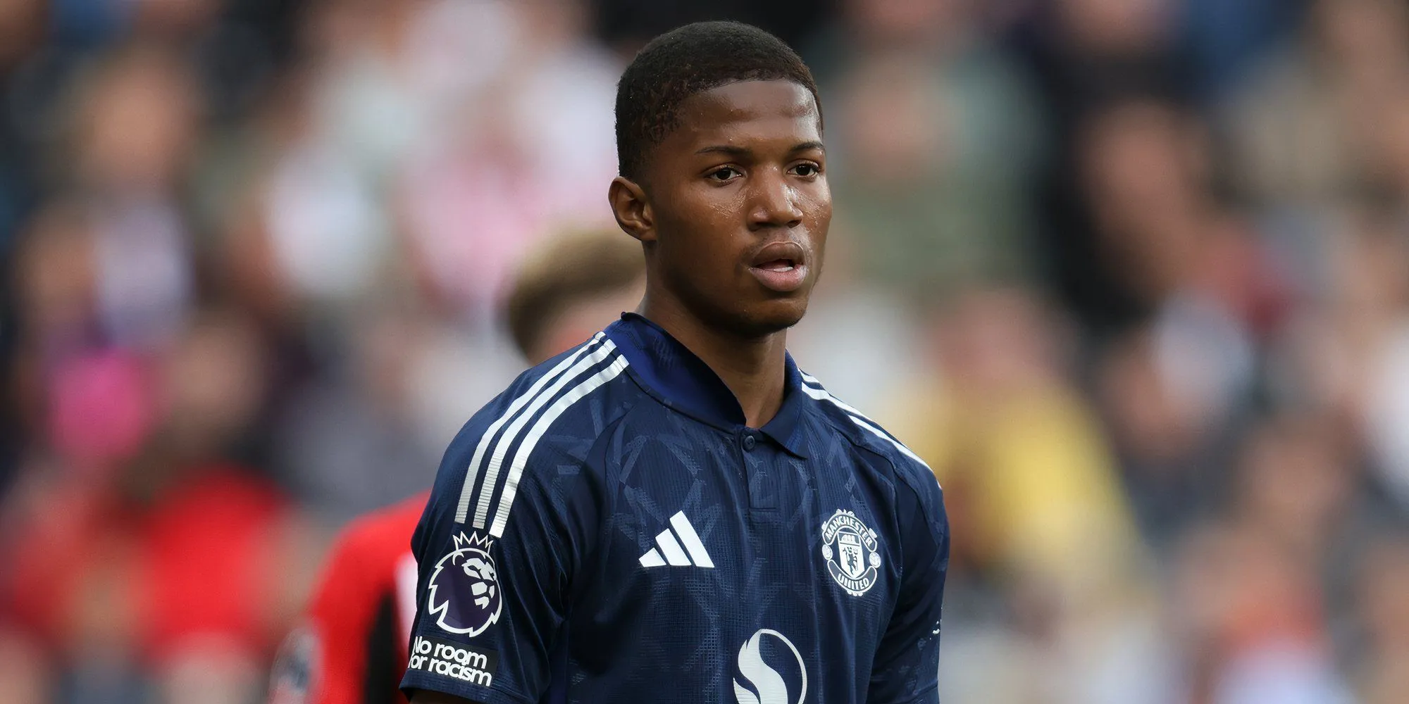 Chido Obi đối mặt với hậu vệ Brentford trong trận ra mắt Premier League