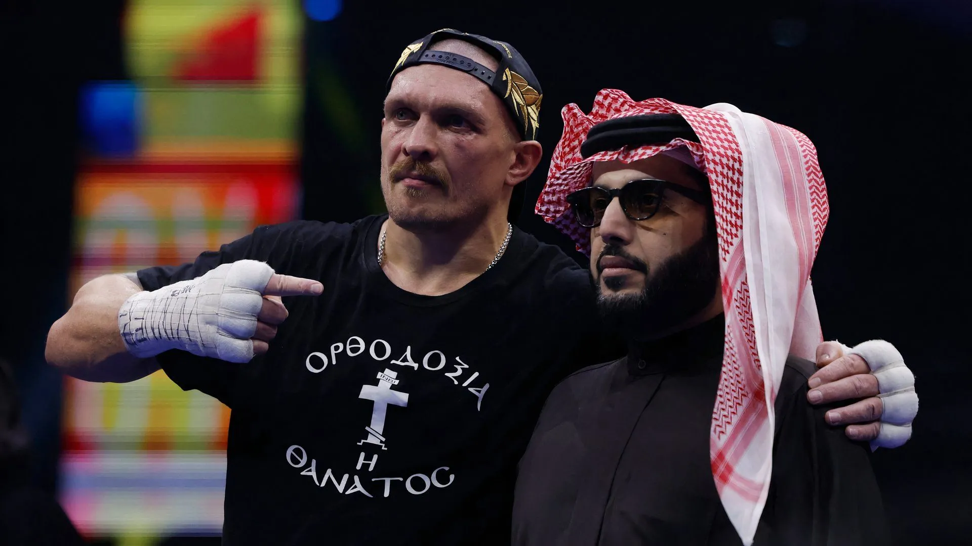 Chủ tịch Turki Alalshikh cùng võ sĩ Oleksandr Usyk, người nổi tiếng trong giới boxing