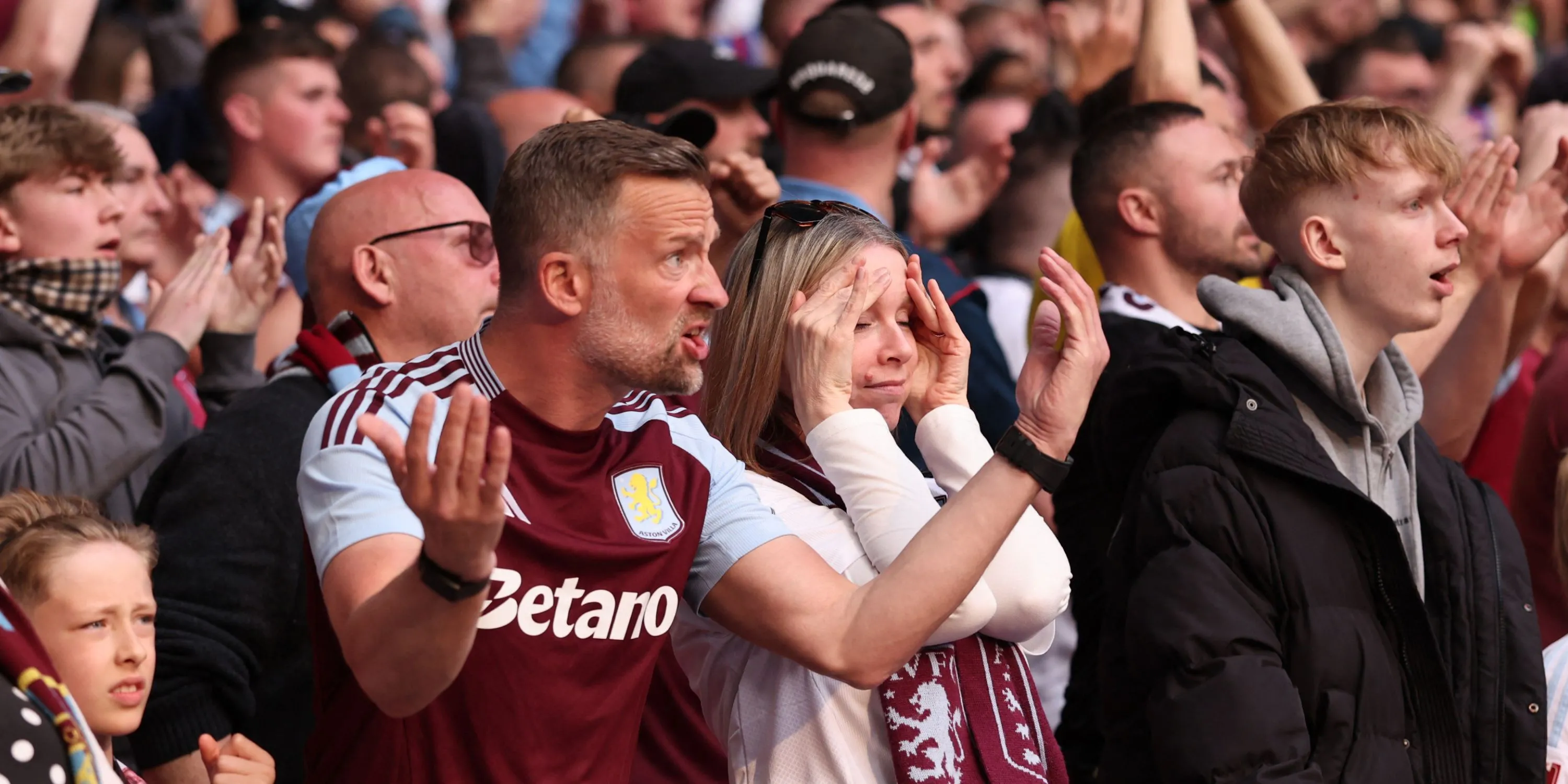 Cổ động viên Aston Villa bày tỏ sự bất bình về việc thay đổi lịch thi đấu