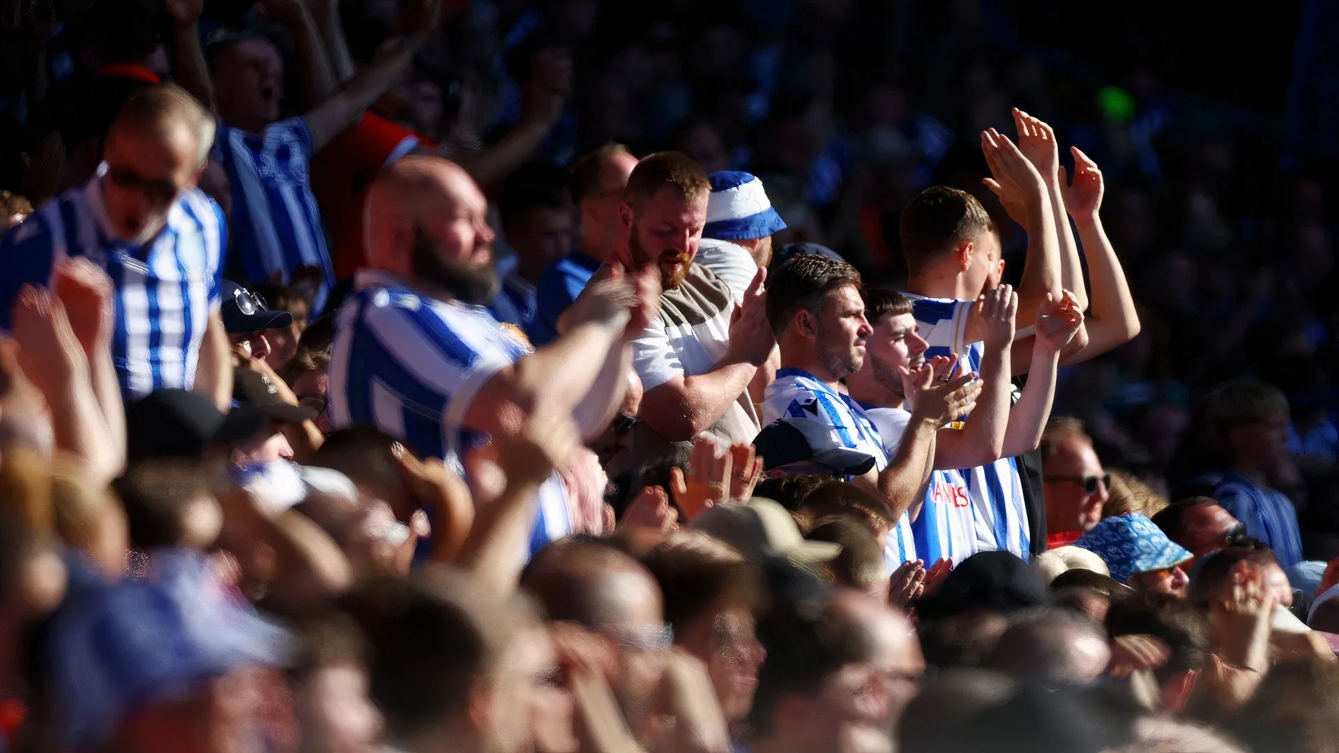 Cổ động viên Sheffield Wednesday cổ vũ nhiệt tình trên khán đài Hillsborough
