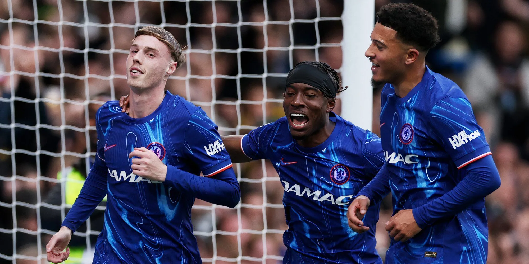 Cole Palmer (giữa) cùng các đồng đội Chelsea ăn mừng sau trận đấu