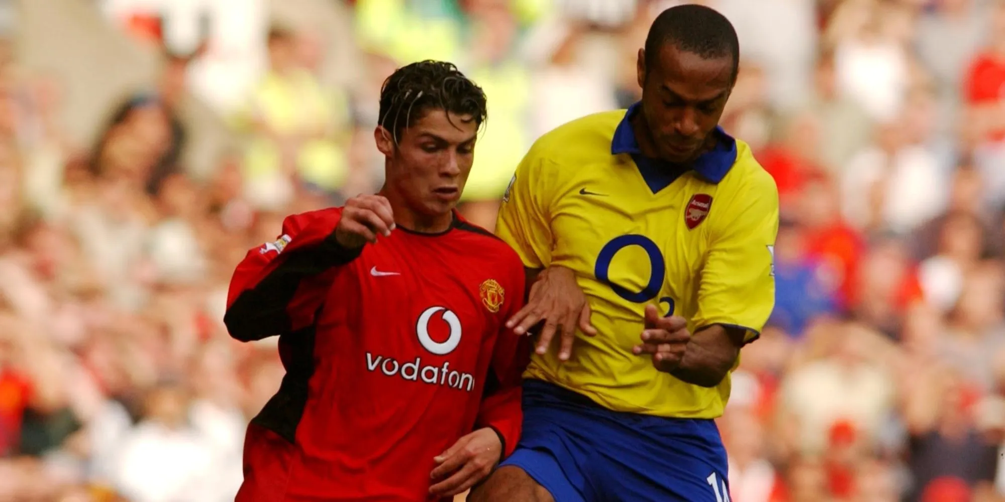 Cristiano Ronaldo của Manchester United trong trận đấu với Thierry Henry của Arsenal
