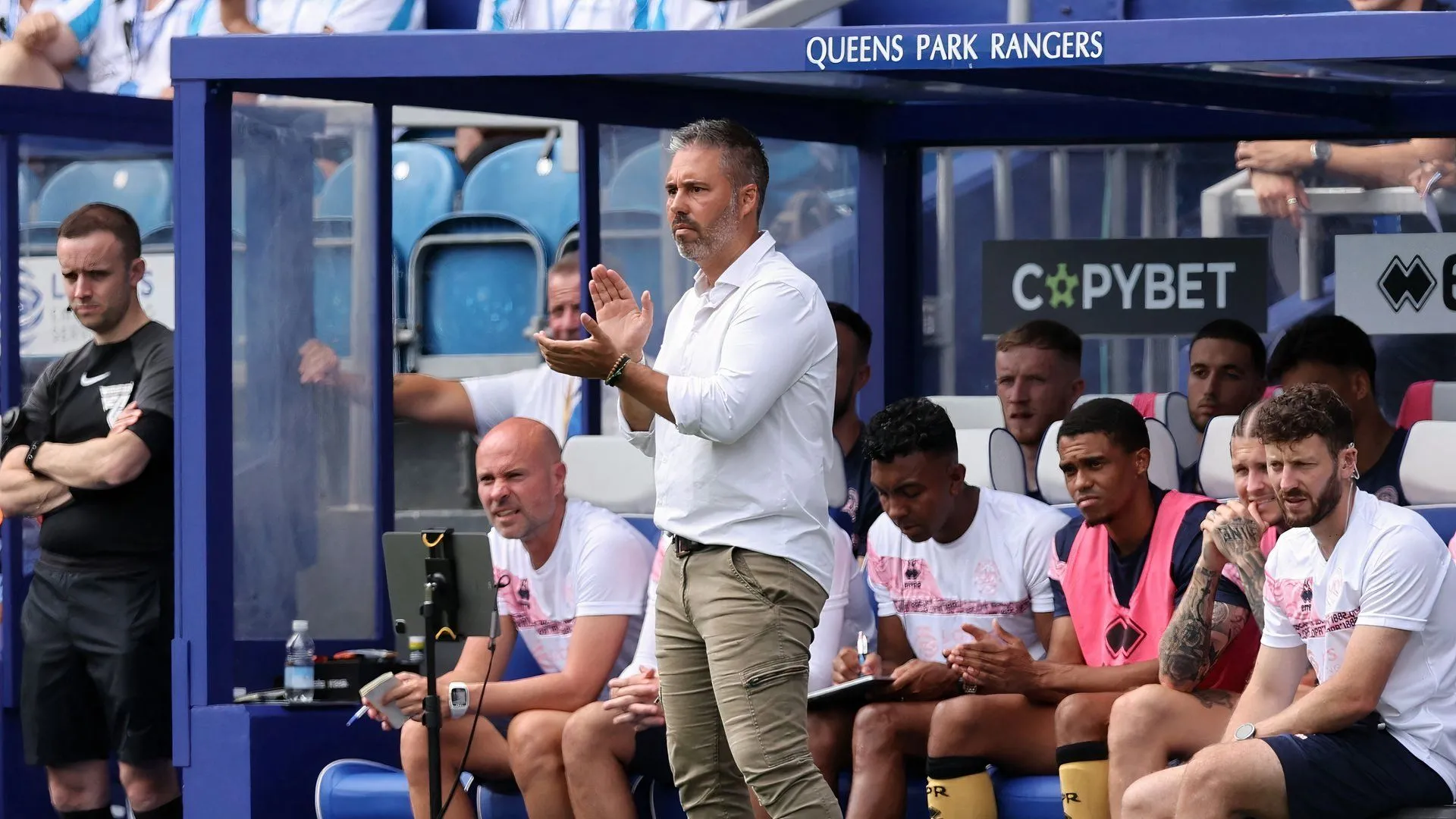 Cựu HLV Marti Cifuentes của QPR trên sân Loftus Road trong một trận đấu