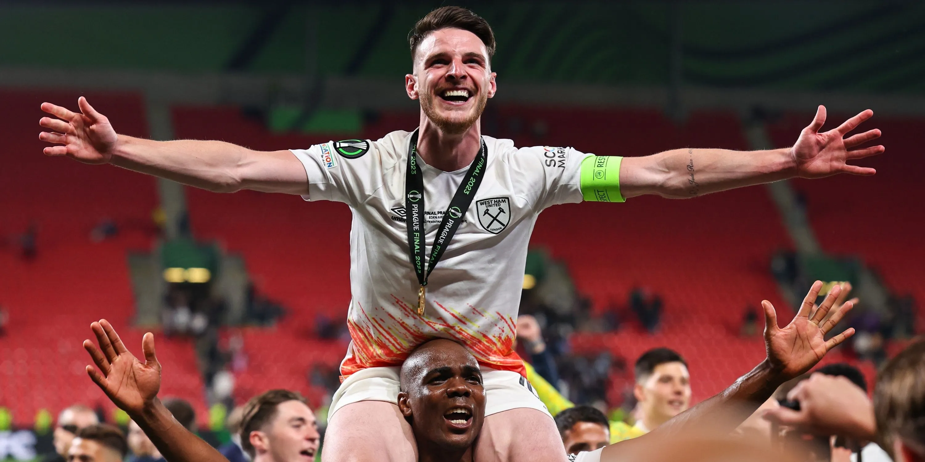 Declan Rice nâng cao chức vô địch UEFA Europa Conference League cùng West Ham