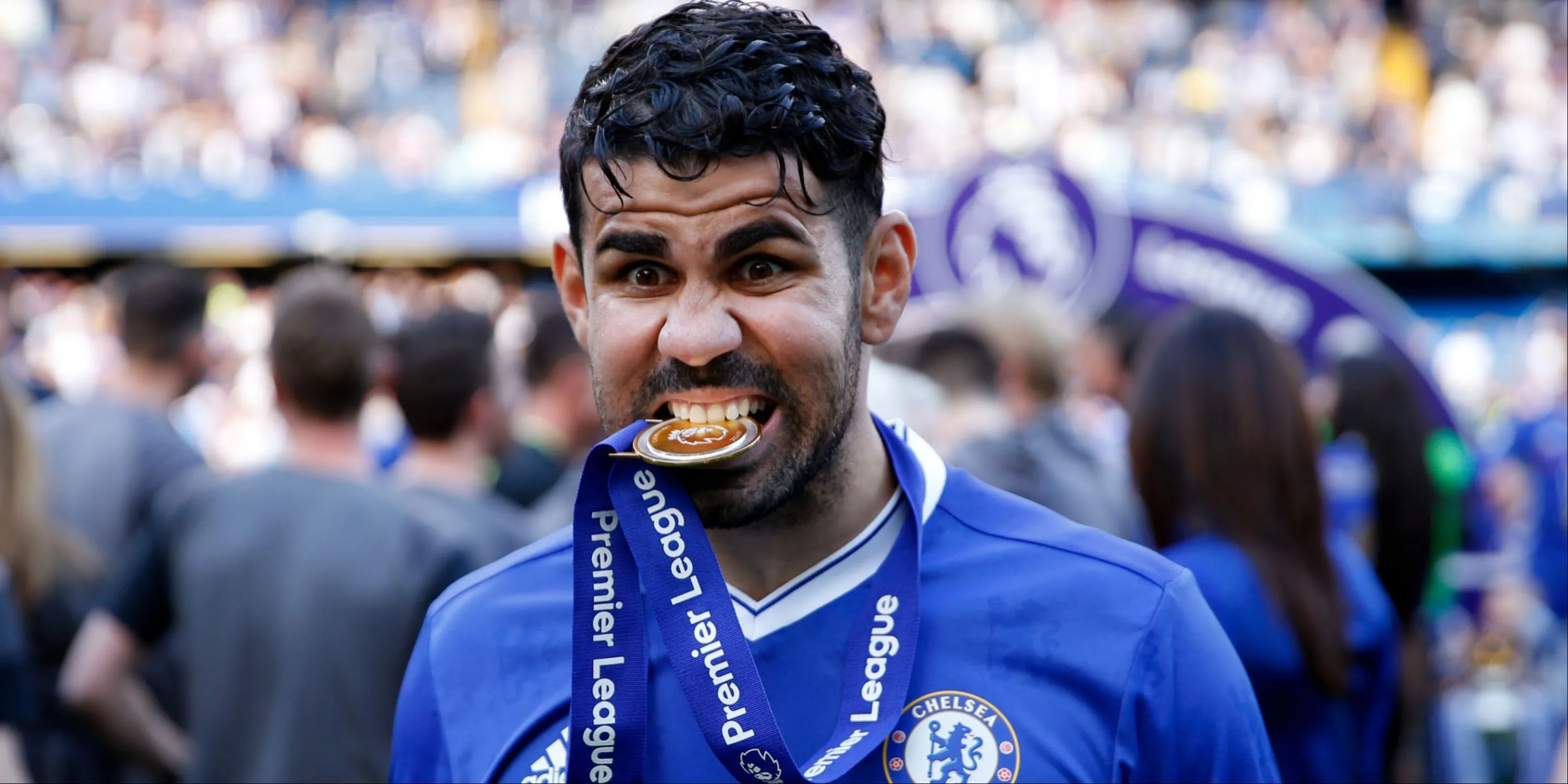 Diego Costa tranh chấp bóng trong màu áo Chelsea tại Premier League