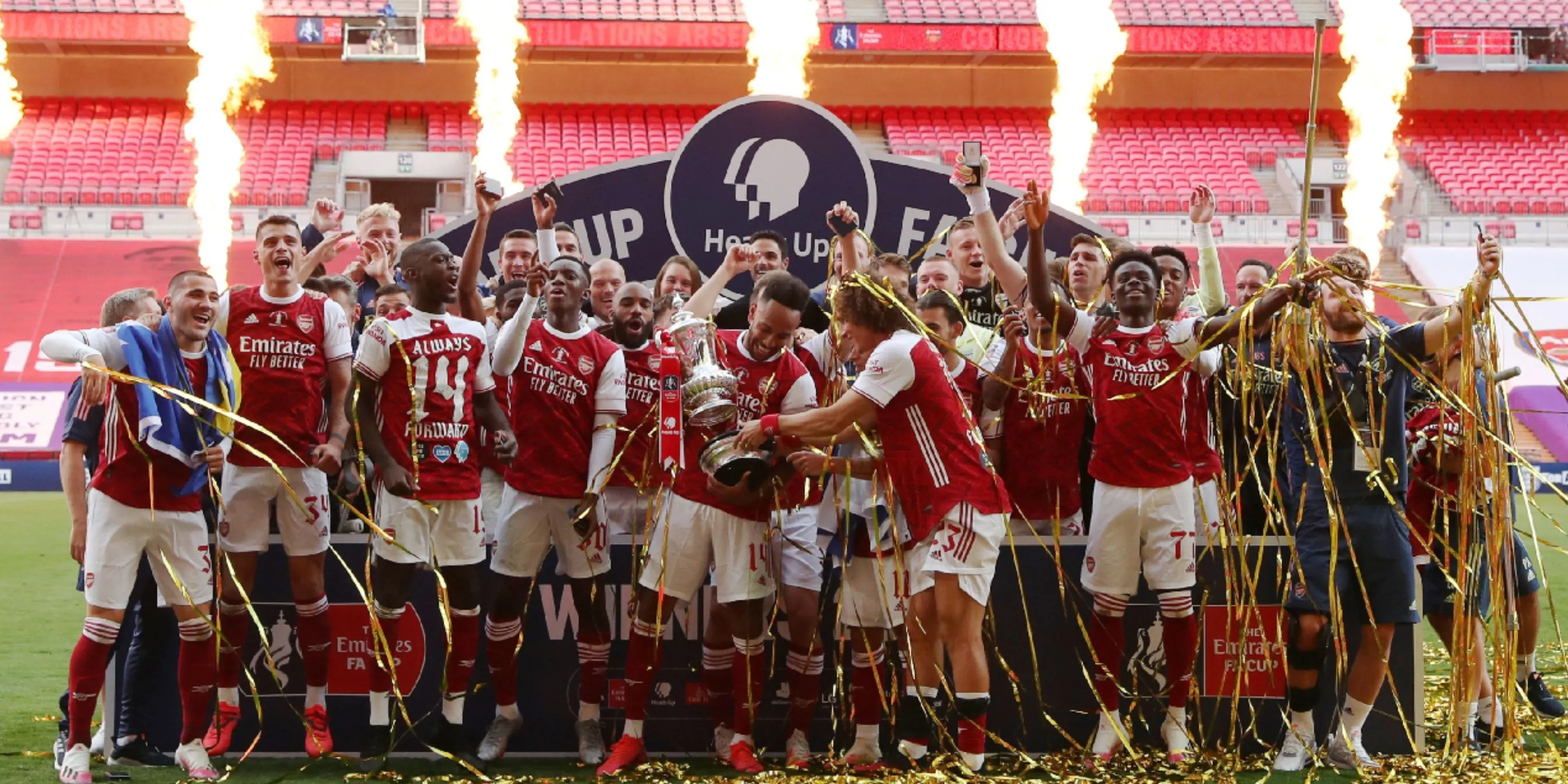 Đội trưởng Arsenal Pierre-Emerick Aubameyang nâng cao cúp FA năm 2020