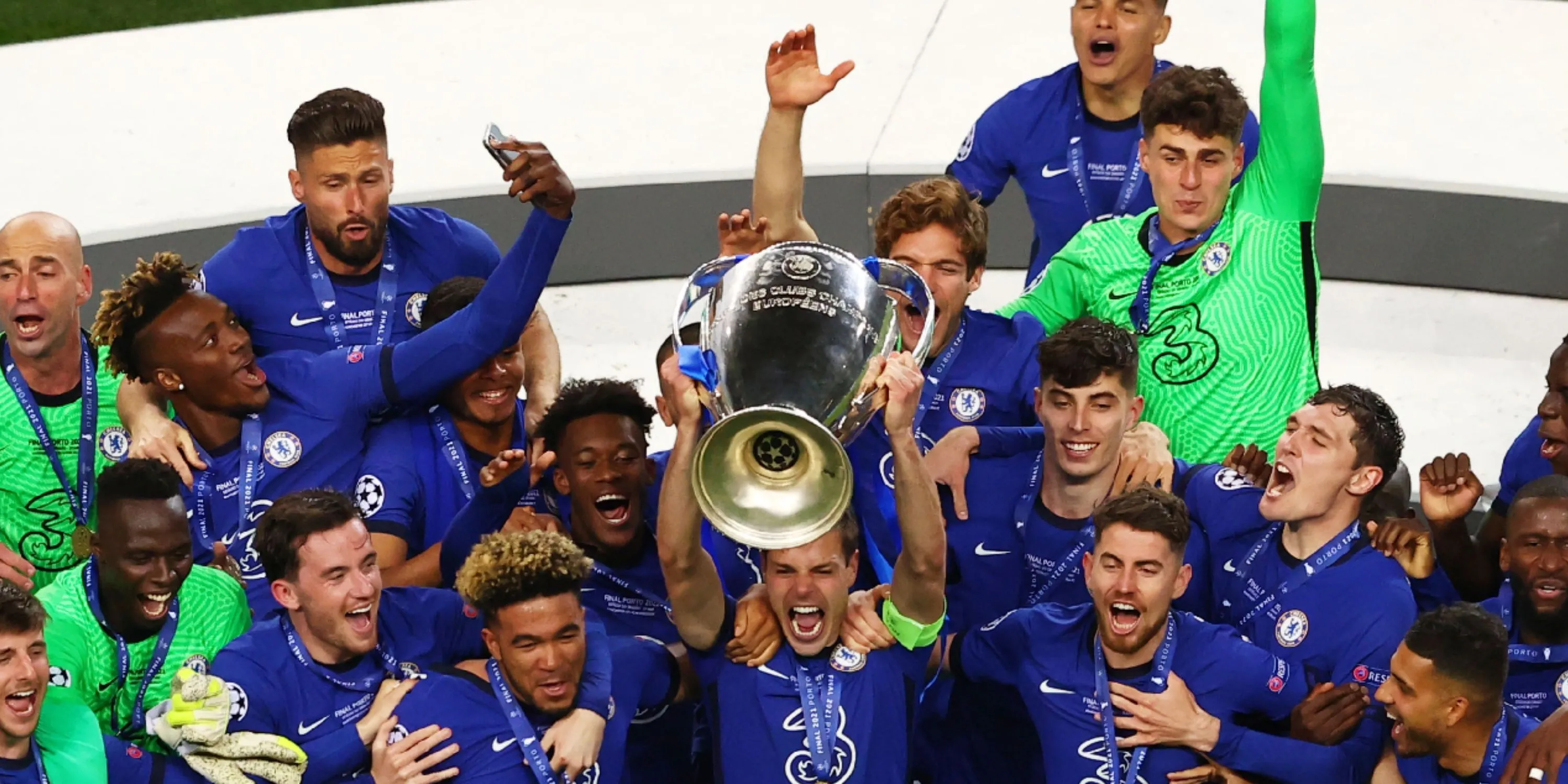 Đội trưởng Chelsea Cesar Azpilicueta nâng cao cúp UEFA Champions League năm 2021