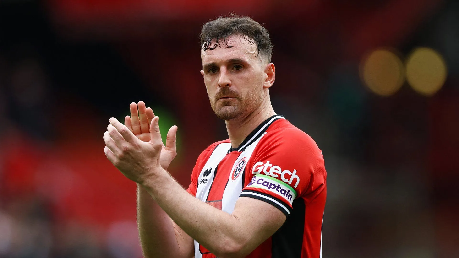 Đội trưởng Jack Robinson của Sheffield United chỉ đạo đồng đội