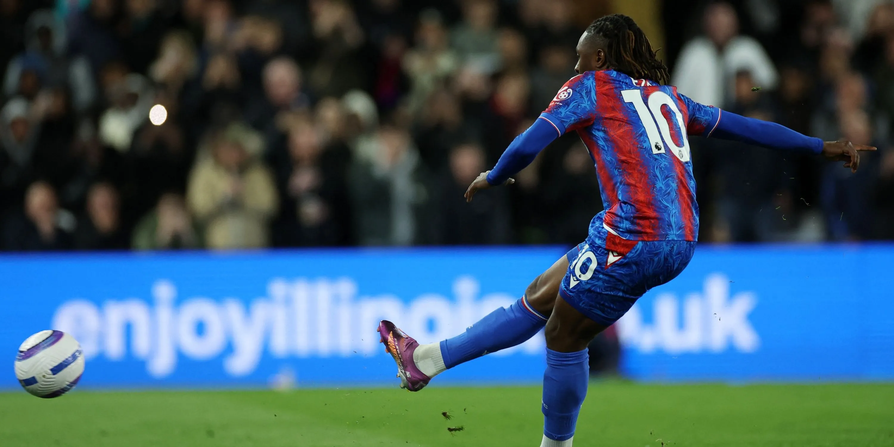 Eberechi Eze thực hiện quả penalty gây tranh cãi cho Crystal Palace với kỹ thuật đặc biệt