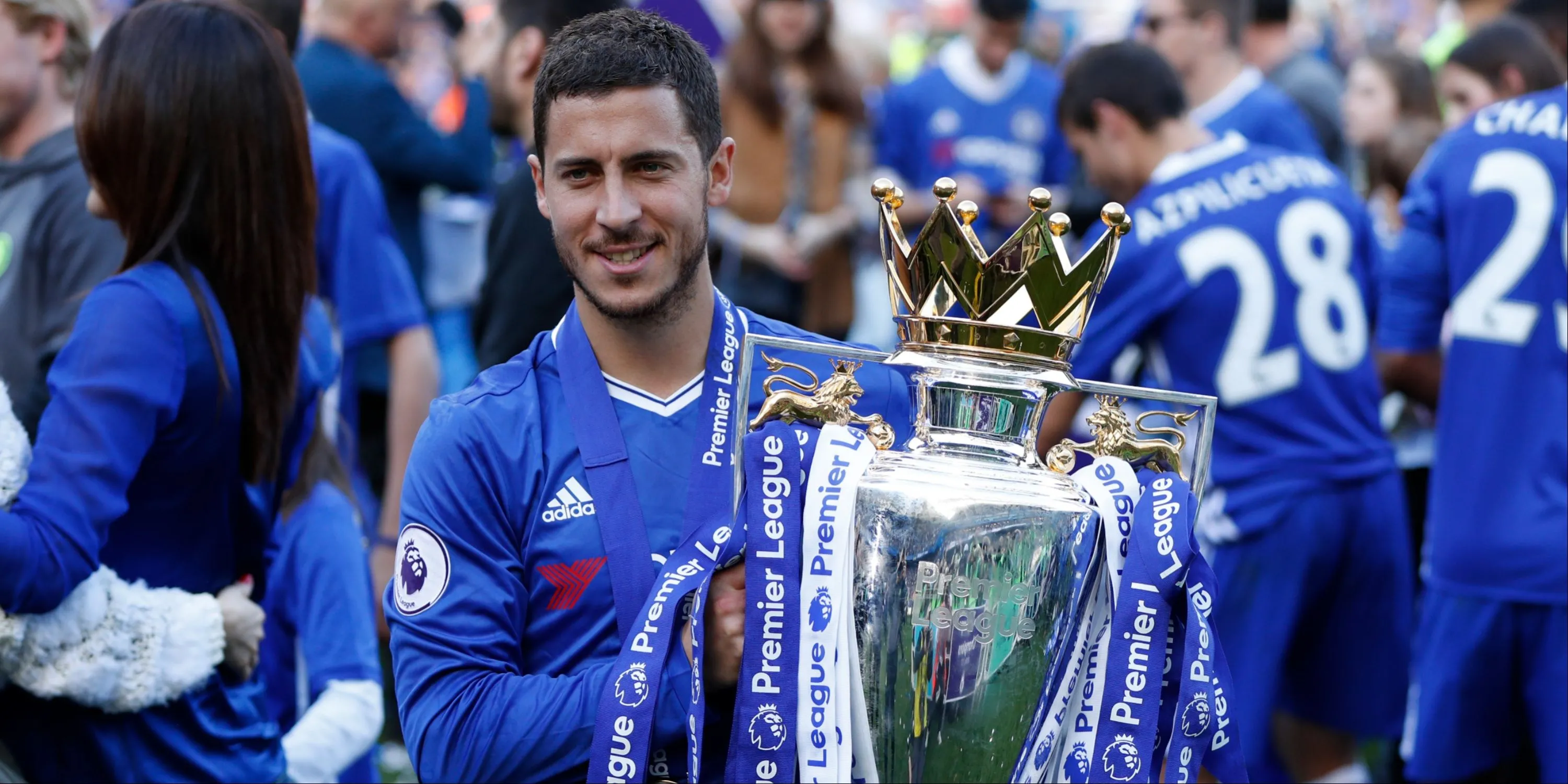 Eden Hazard nâng cao chiếc cúp Premier League cùng Chelsea