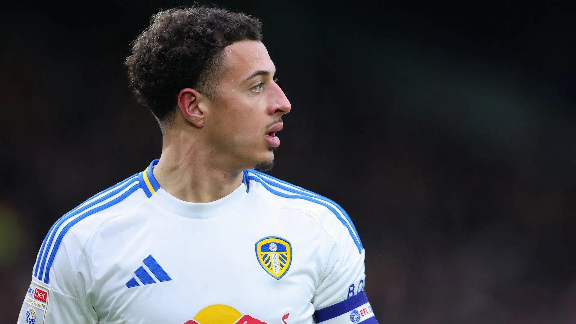 Ethan Ampadu đeo băng đội trưởng Leeds United trong một trận đấu, người nổi bật trong lễ ăn mừng thăng hạng