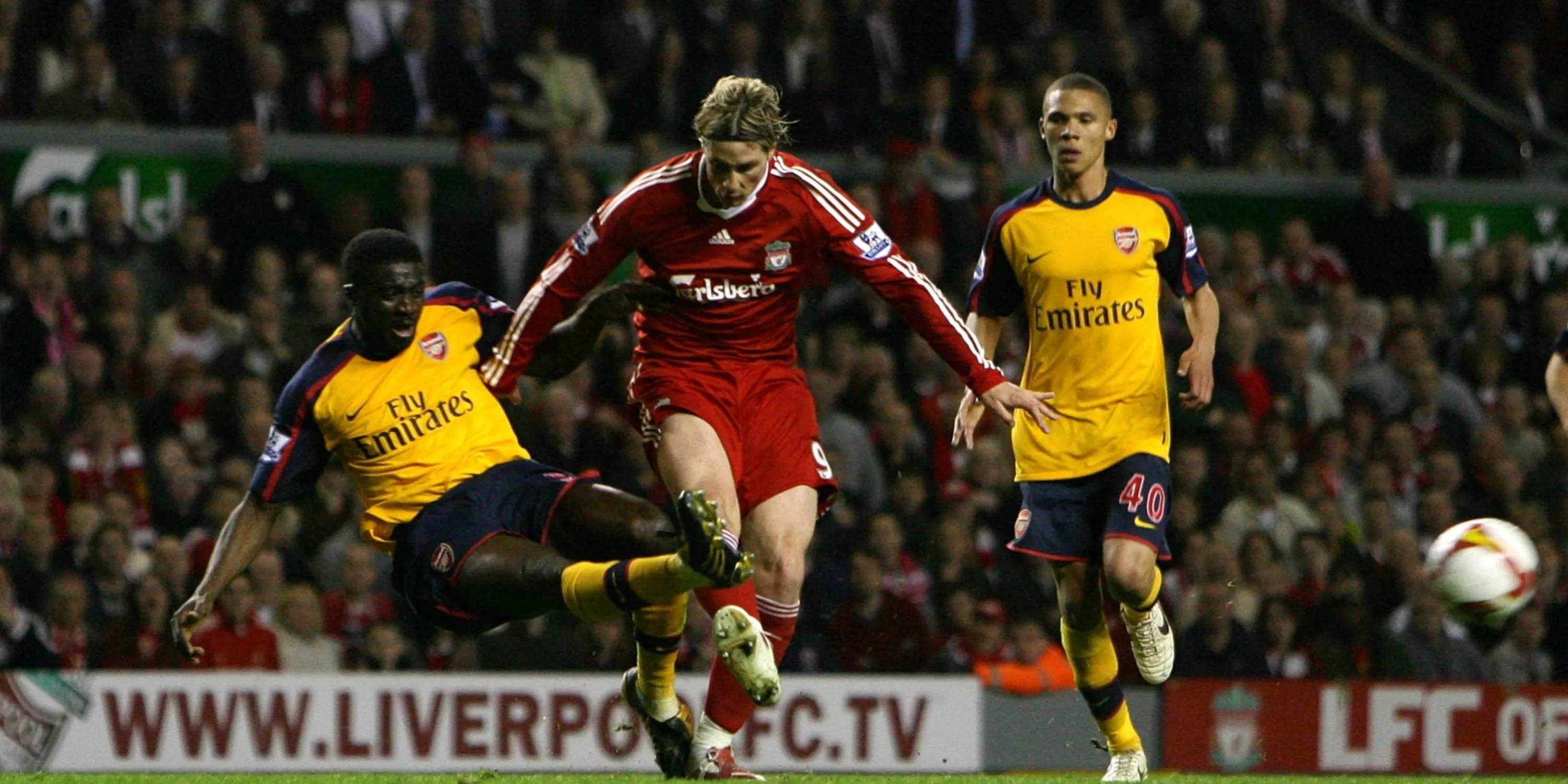 Fernando Torres đối mặt hậu vệ Arsenal trong màu áo Liverpool