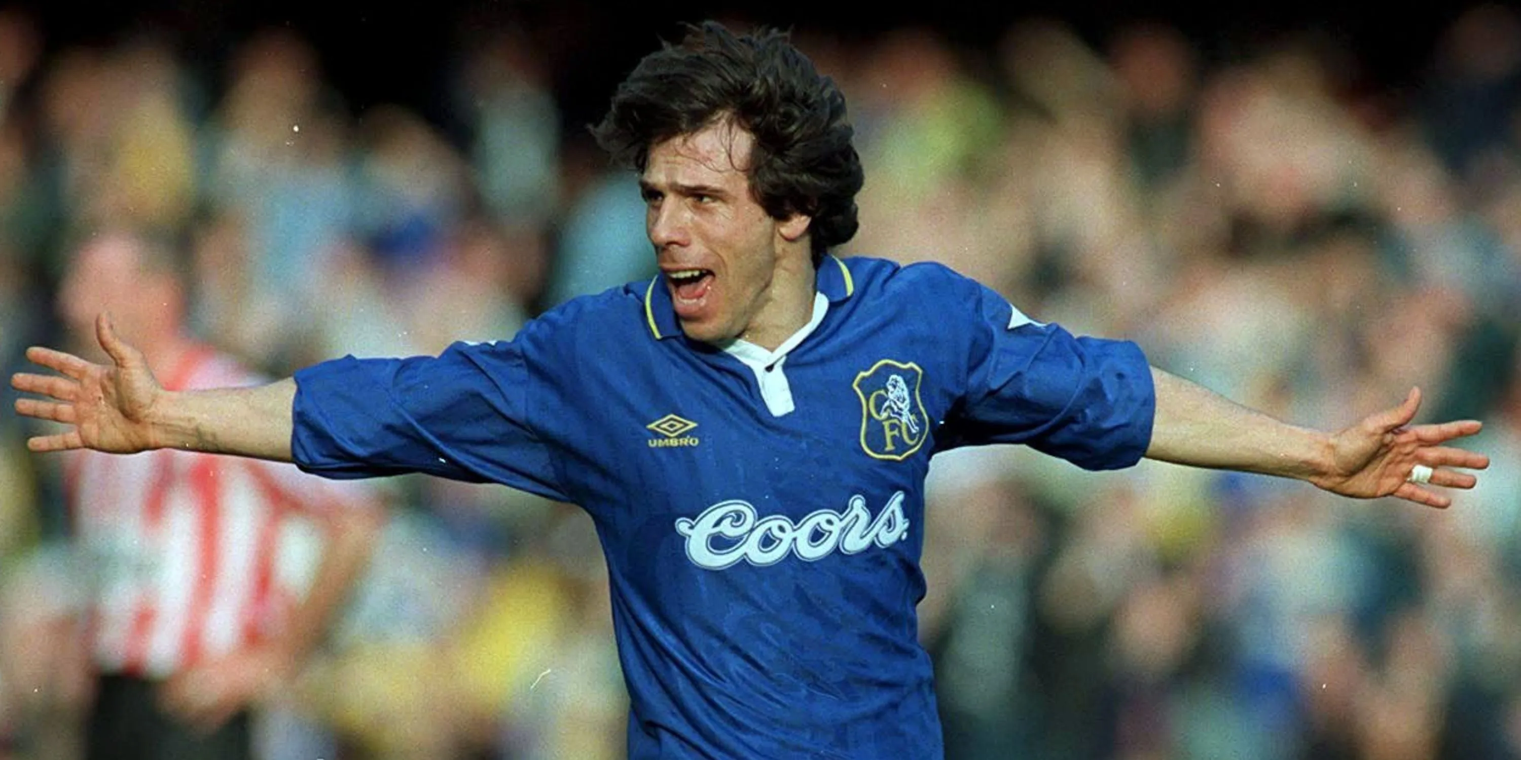 Gianfranco Zola ăn mừng bàn thắng trong màu áo Chelsea