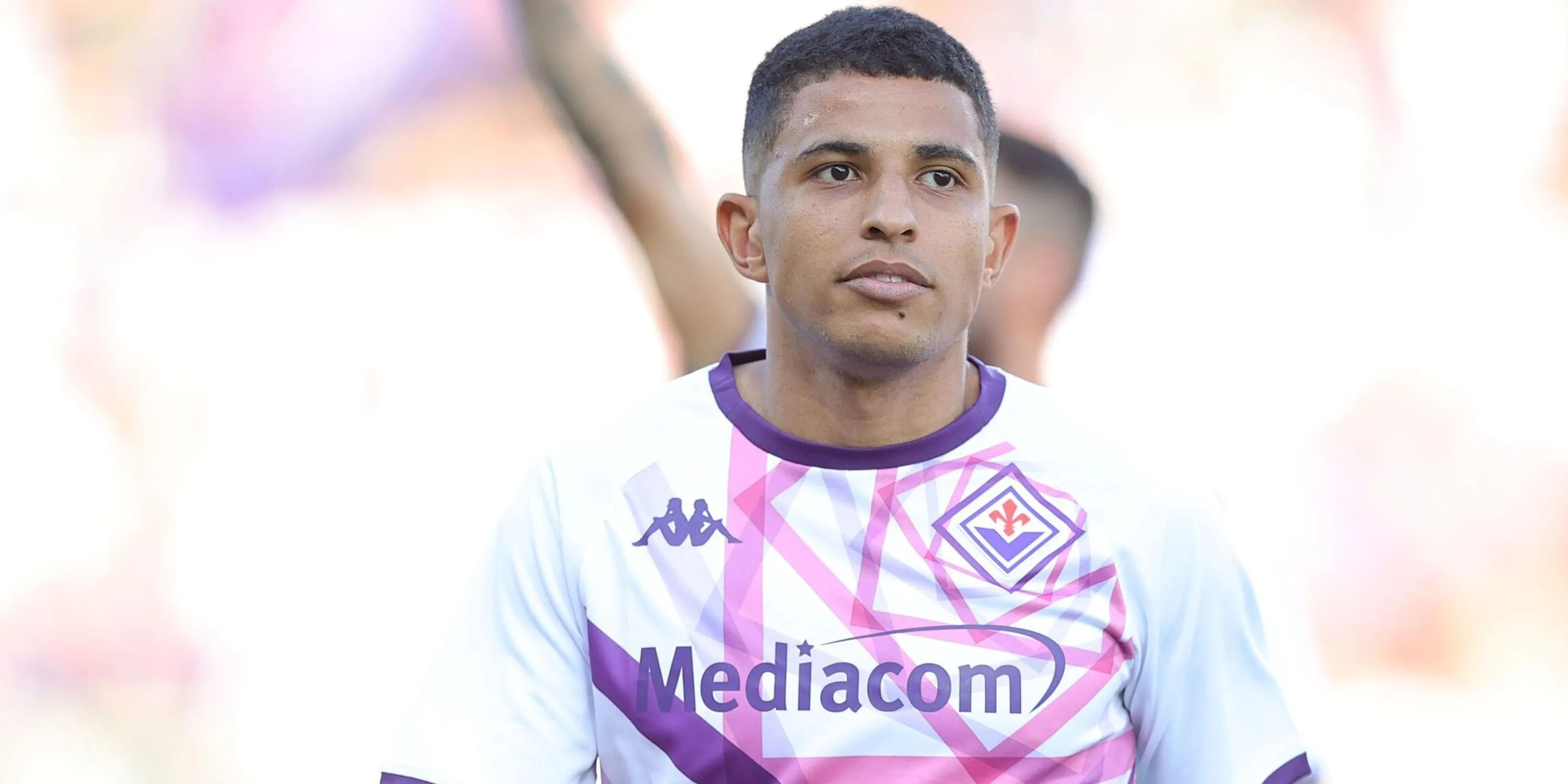 Hậu vệ Dodo của Fiorentina trong một pha bóng
