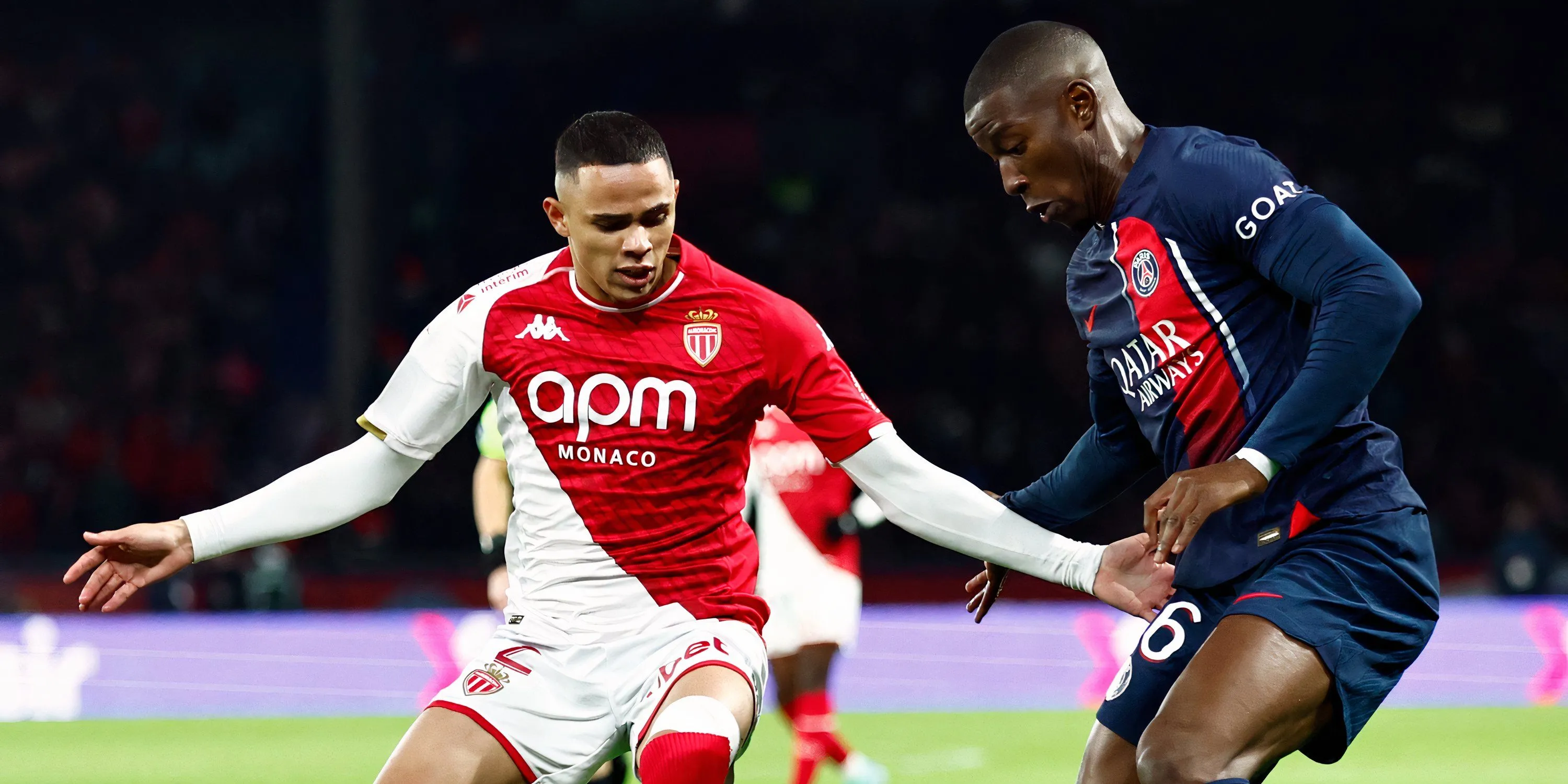 Hậu vệ phải Vanderson của Monaco tranh chấp với cầu thủ PSG