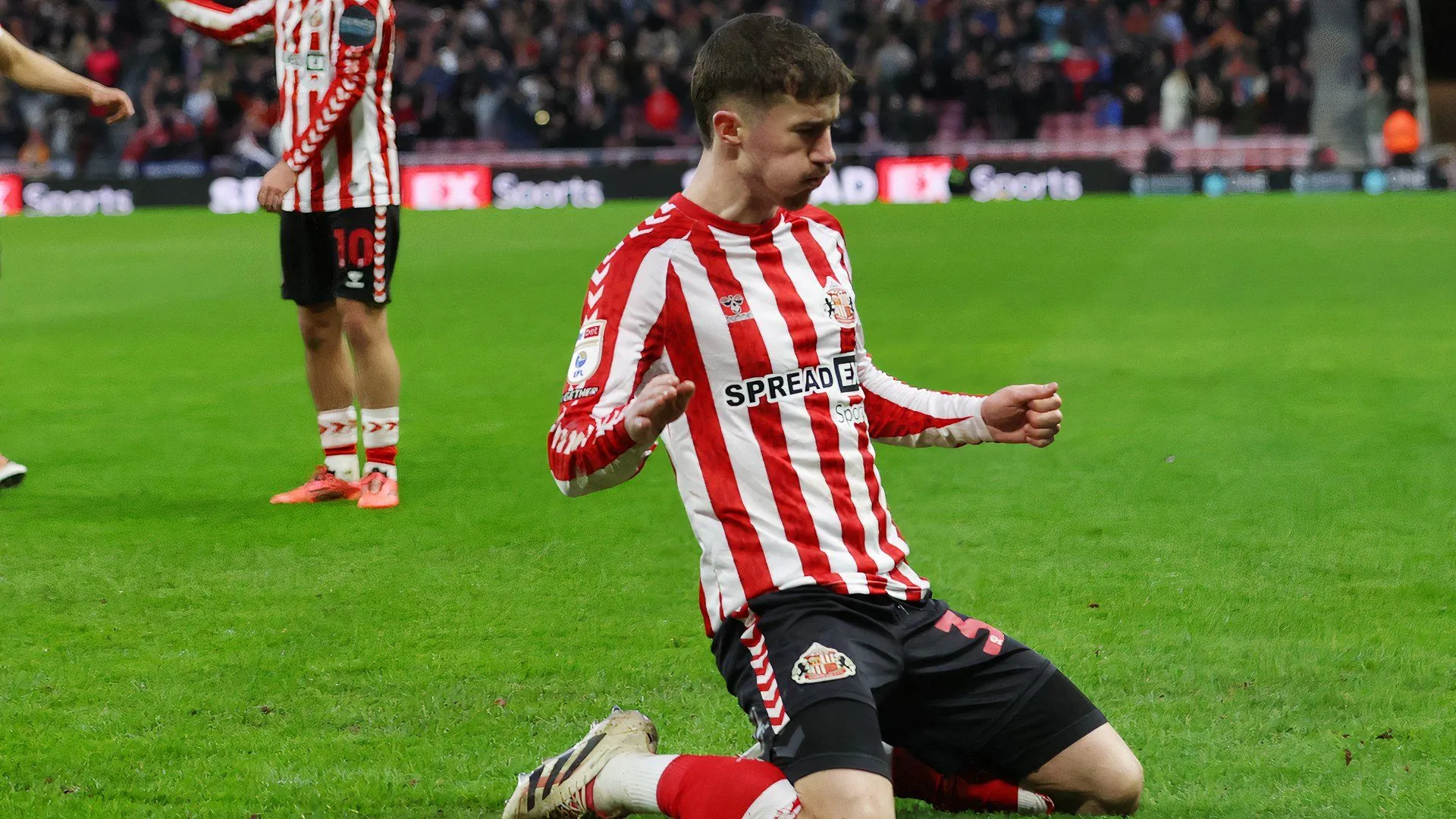 Hậu vệ Trai Hume của Sunderland đối mặt nguy cơ rời CLB trước sự quan tâm từ Wolves