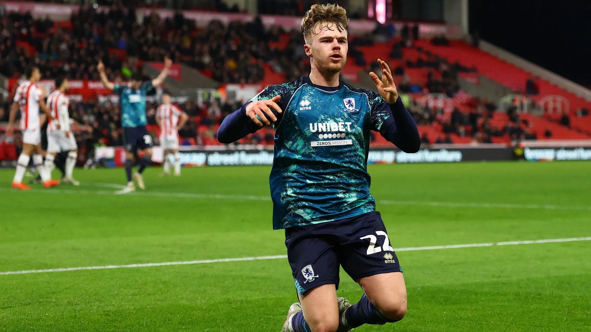 Hình ảnh biểu trưng của CLB Middlesbrough trên nền sân vận động Riverside
