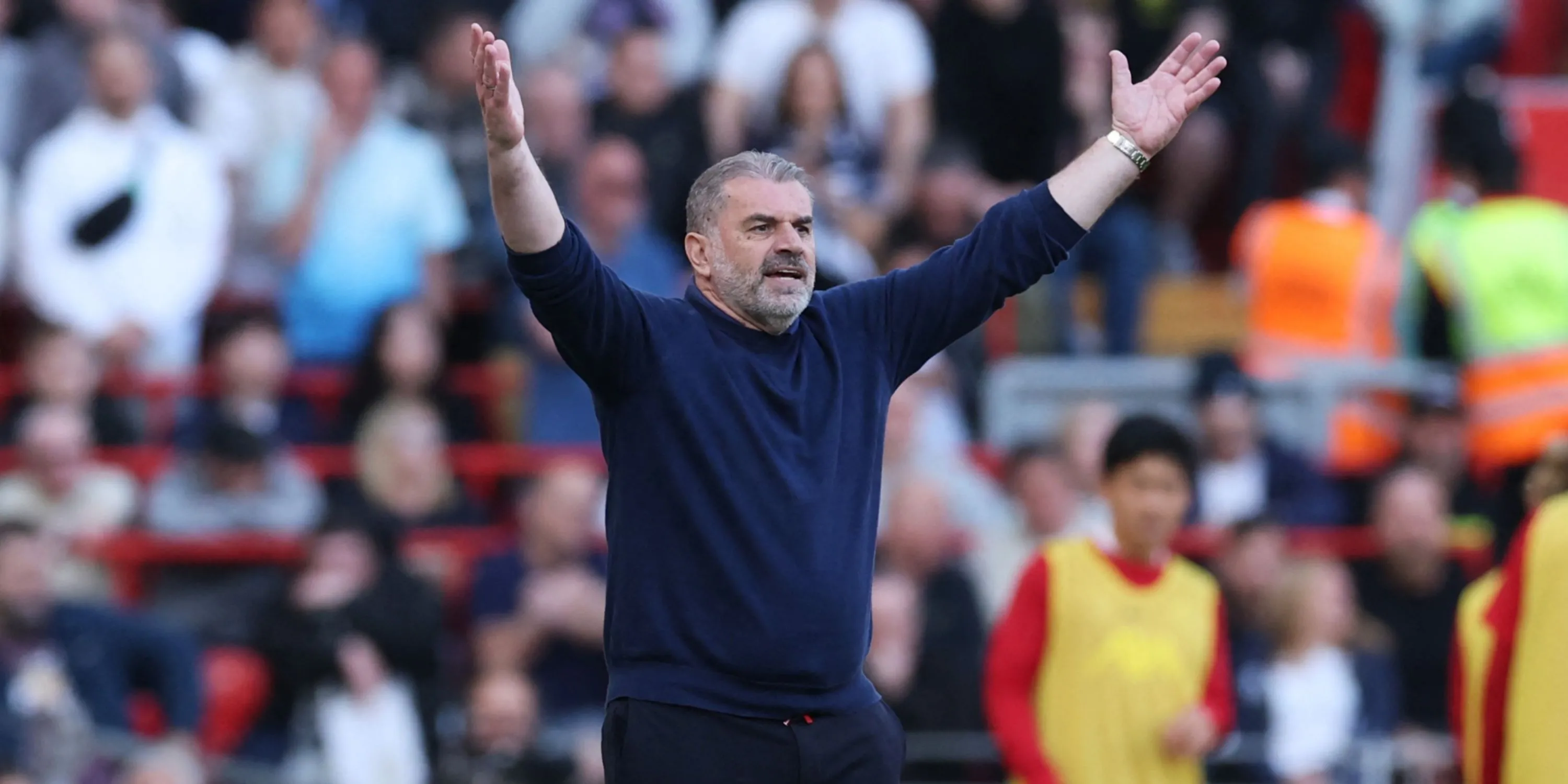 HLV Ange Postecoglou đứng bên đường biên trong một trận đấu của Tottenham tại Premier League.