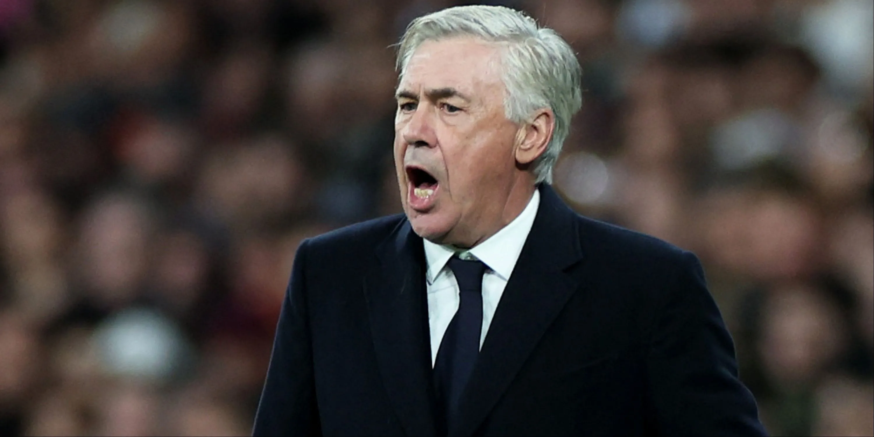 HLV Carlo Ancelotti chỉ đạo trên đường biên