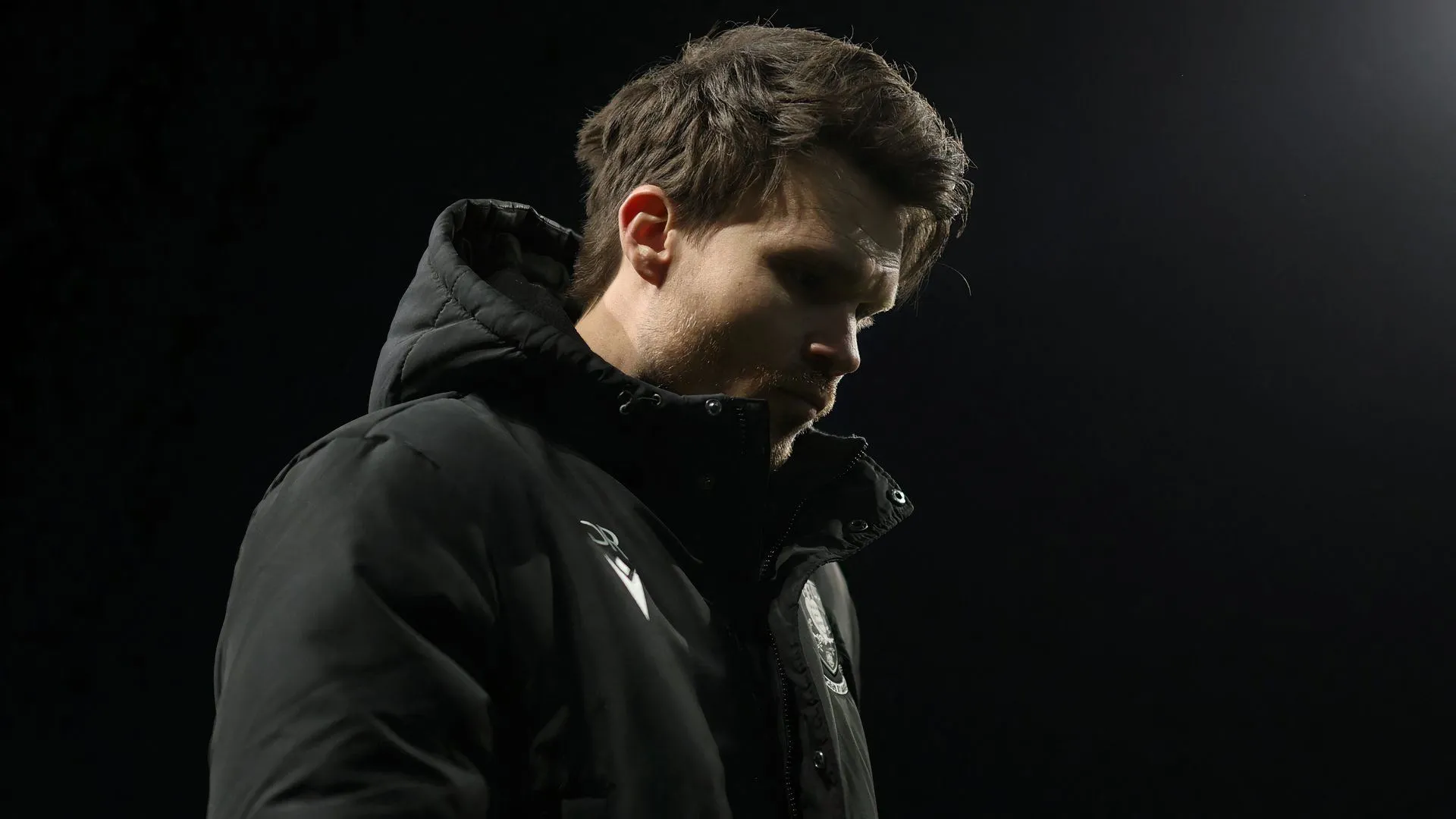 HLV Danny Röhl trầm ngâm trên băng ghế chỉ đạo Sheffield Wednesday trong một trận đấu tại Championship