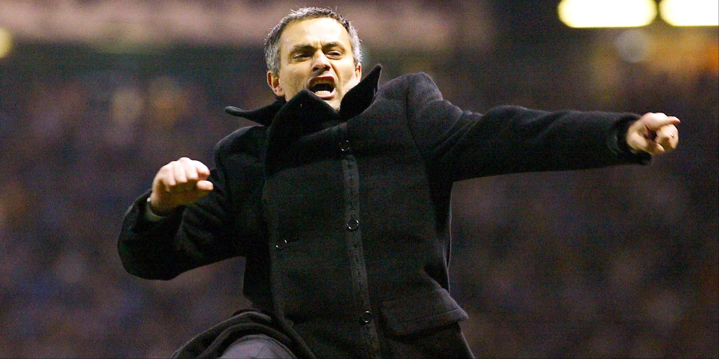 HLV Jose Mourinho của Porto ăn mừng bàn thắng quyết định vào lưới Manchester United