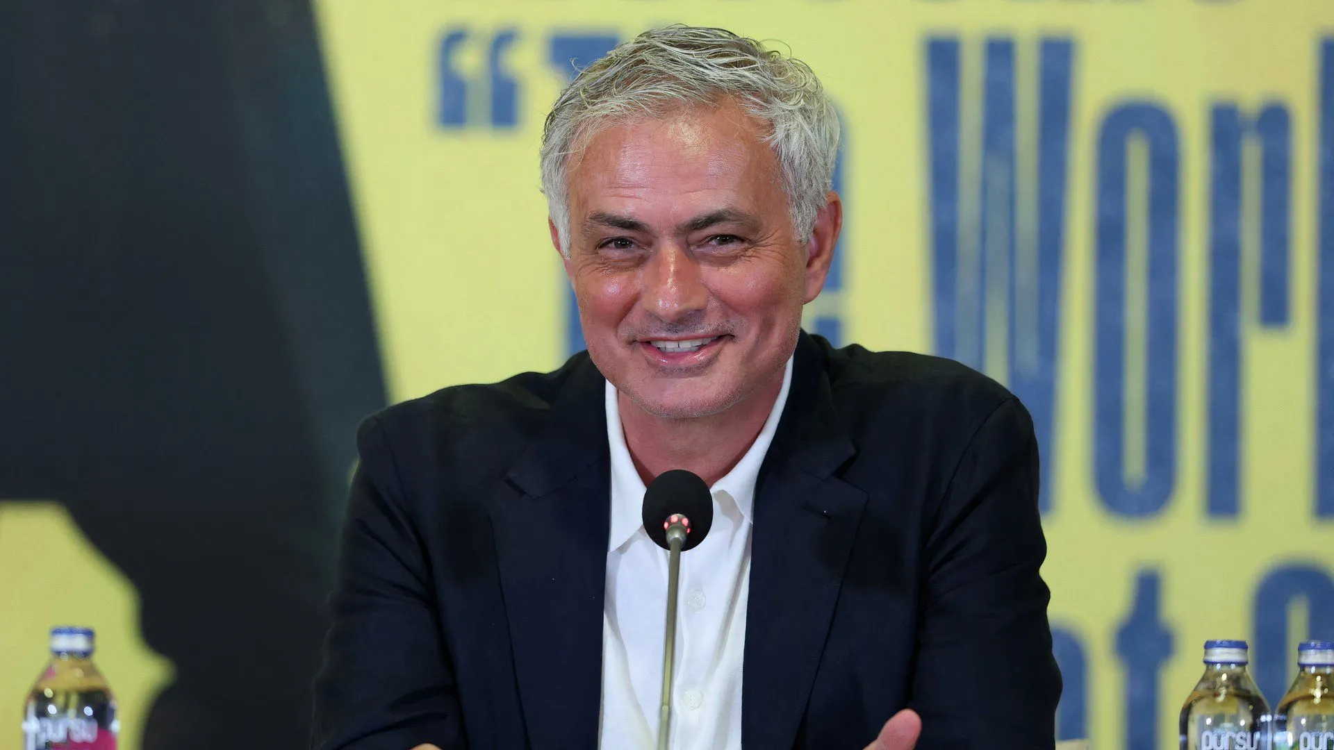 HLV Jose Mourinho thời còn dẫn dắt AS Roma, được cho là đã từ chối Leeds United