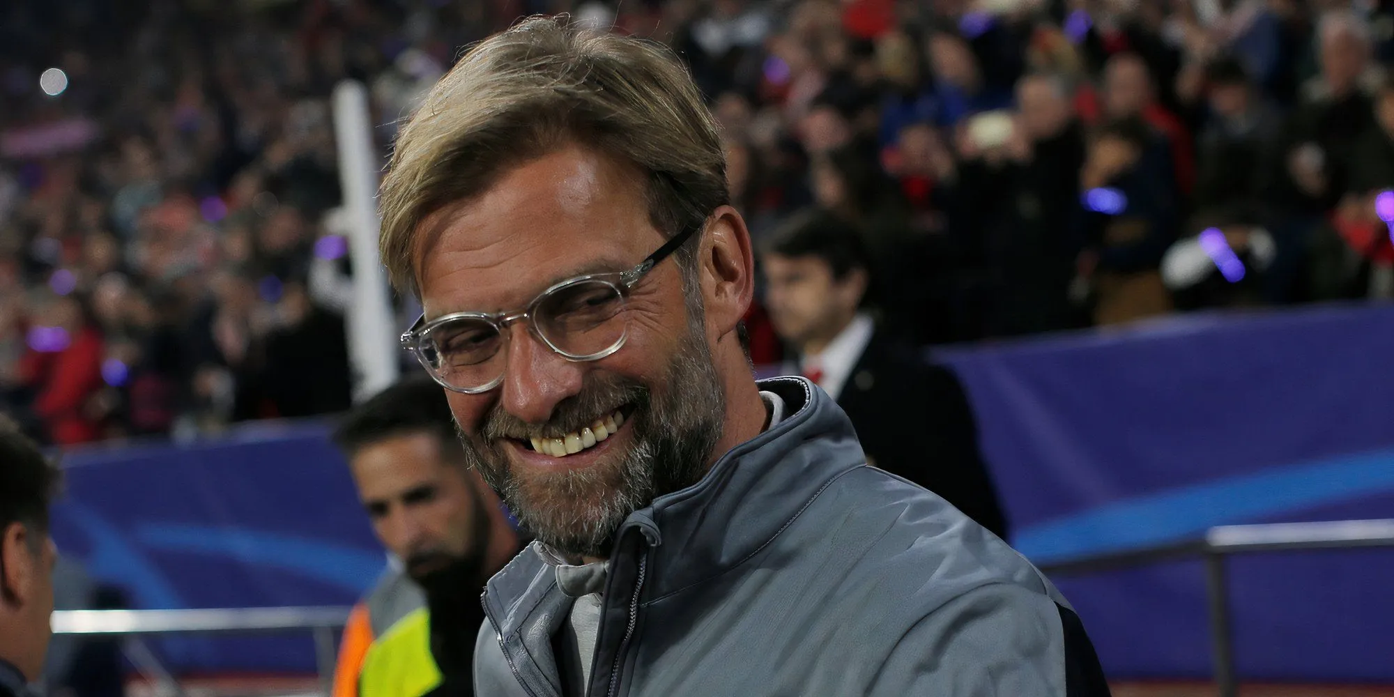 HLV Jurgen Klopp nhiệt huyết trên đường biên