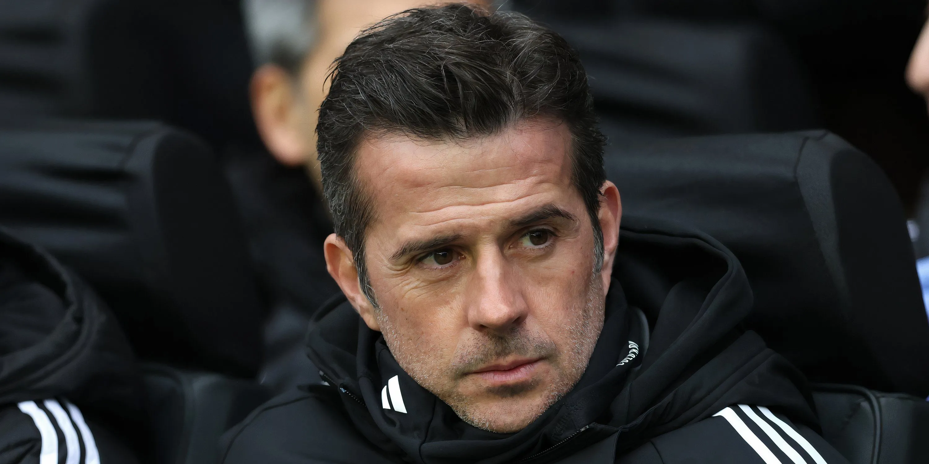 HLV Marco Silva đang quan sát trận đấu từ khu vực kỹ thuật của Fulham