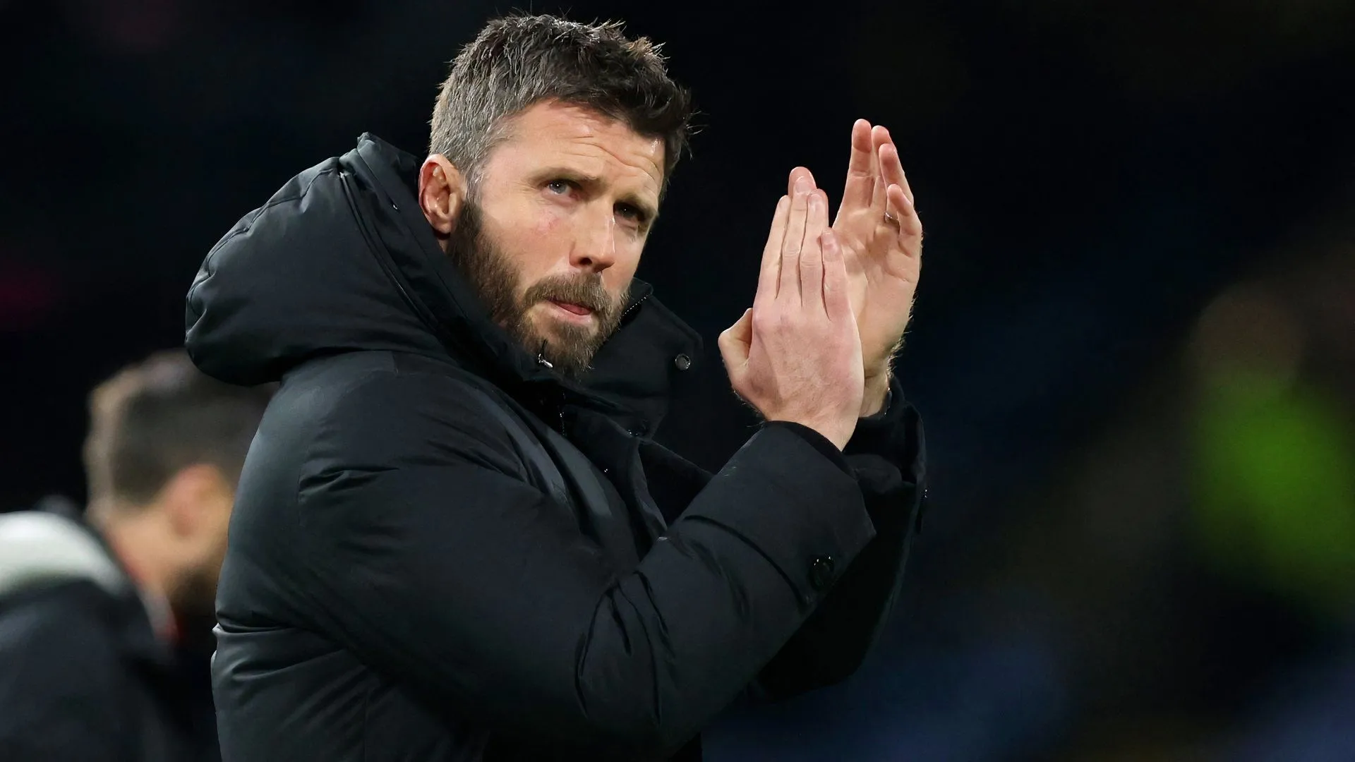 HLV Michael Carrick chỉ đạo các cầu thủ Middlesbrough bên đường biên