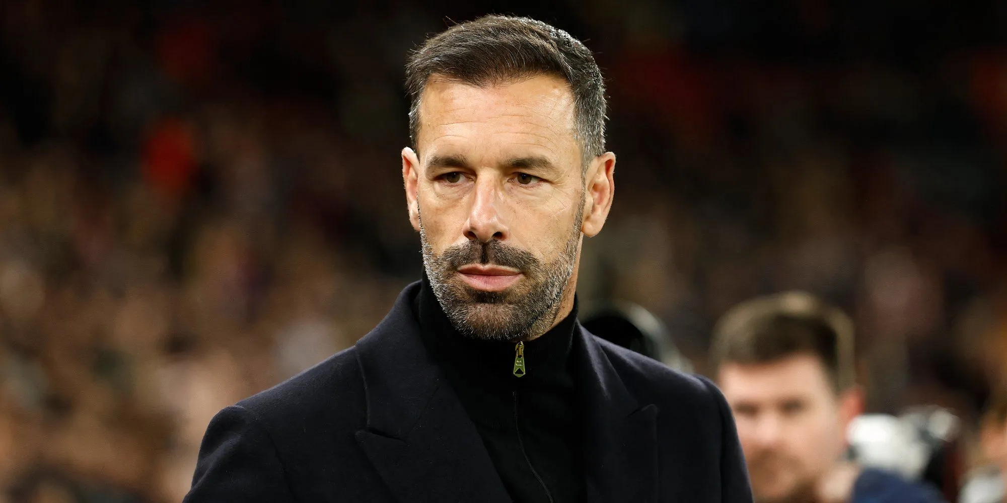 HLV Ruud Van Nistelrooy trên đường biên chỉ đạo Leicester City