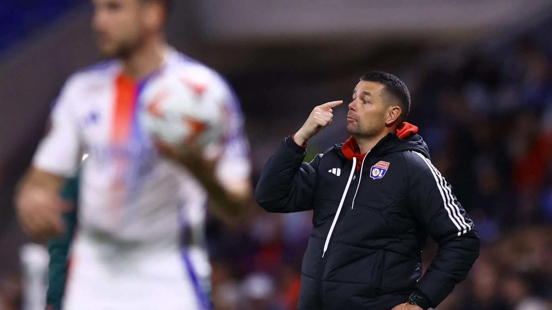 Huấn luyện viên Pierre Sage thời còn dẫn dắt Olympique Lyonnais tại Ligue 1
