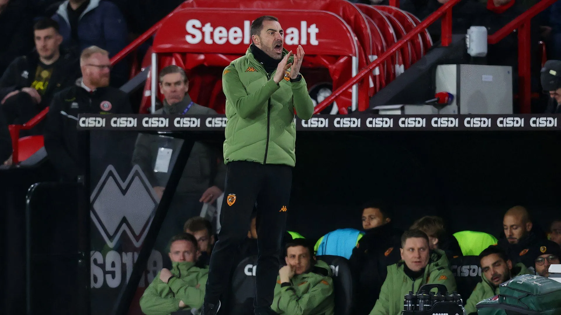 Huấn luyện viên Ruben Selles đang chỉ đạo các cầu thủ Hull City trong một trận đấu, tương lai của ông là ưu tiên hàng đầu của CLB lúc này