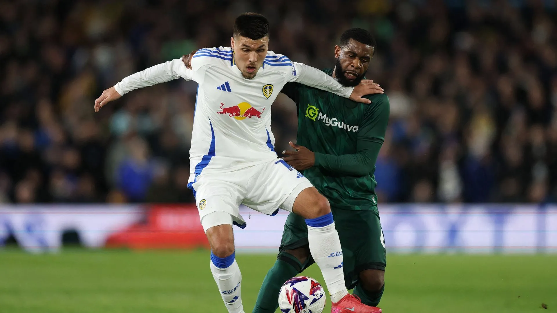 Japhet Tanganga thi đấu cho Millwall trong trận gặp Leeds United