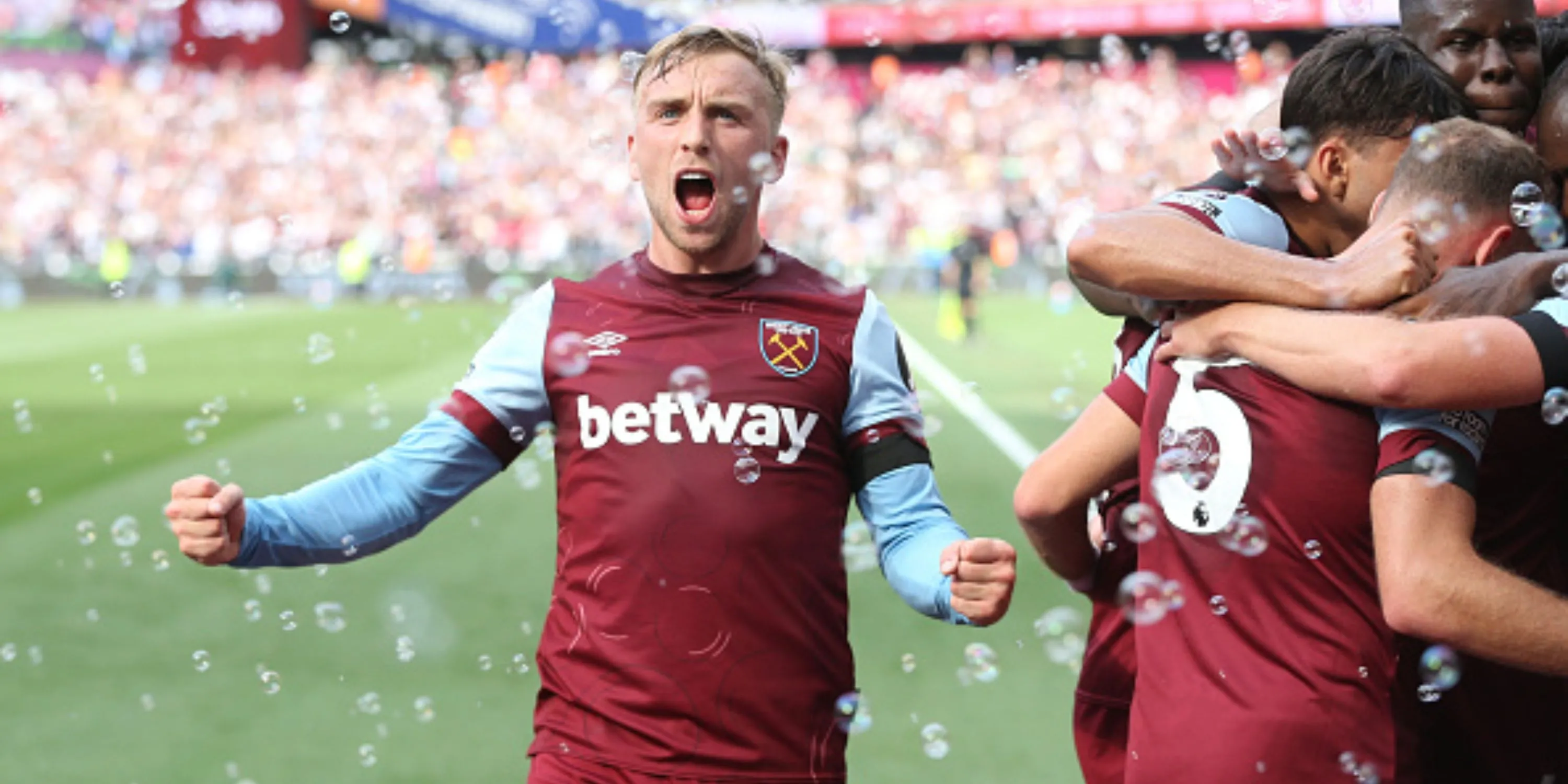 Jarrod Bowen ăn mừng bàn thắng quyết định tại chung kết Conference League