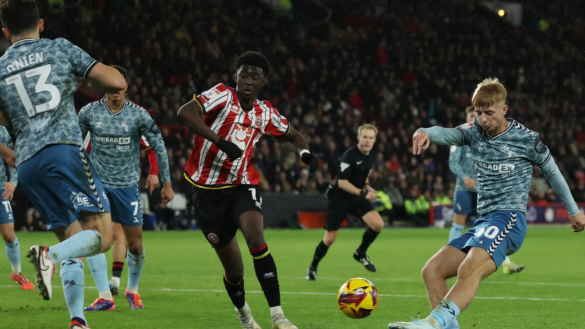 Jesurun Rak-Sakyi trong màu áo Sheffield United đối đầu Tom Watson của Sunderland tại Championship