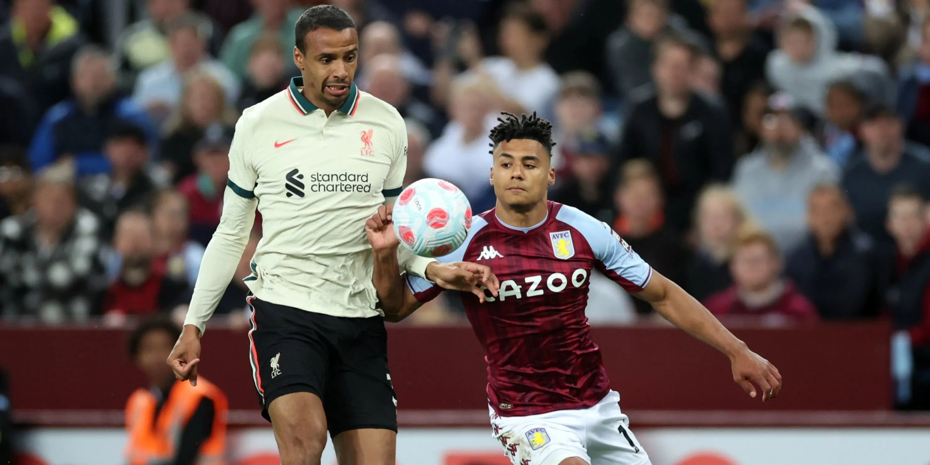 Joel Matip của Liverpool tranh chấp với Ollie Watkins của Aston Villa