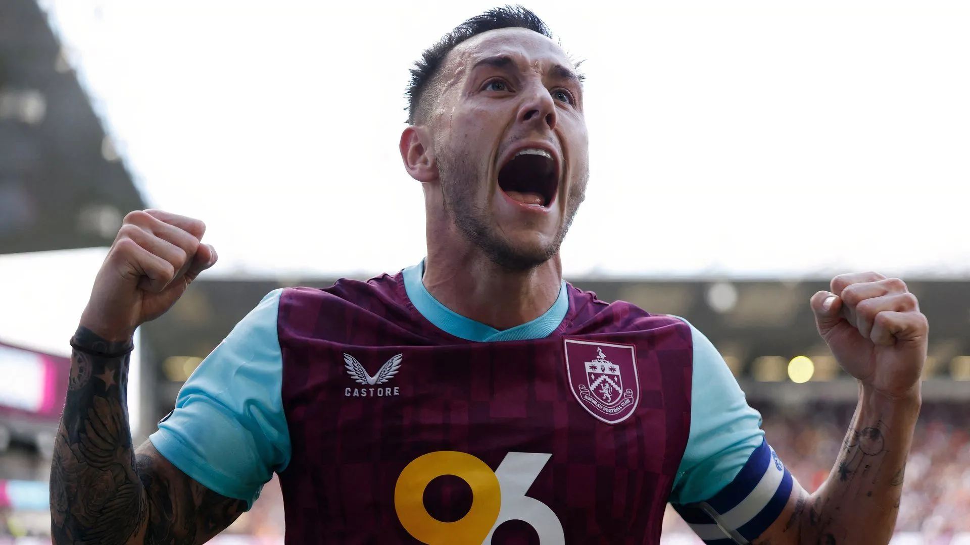 Josh Brownhill ăn mừng bàn thắng cho Burnley trong trận đấu với Sheffield United